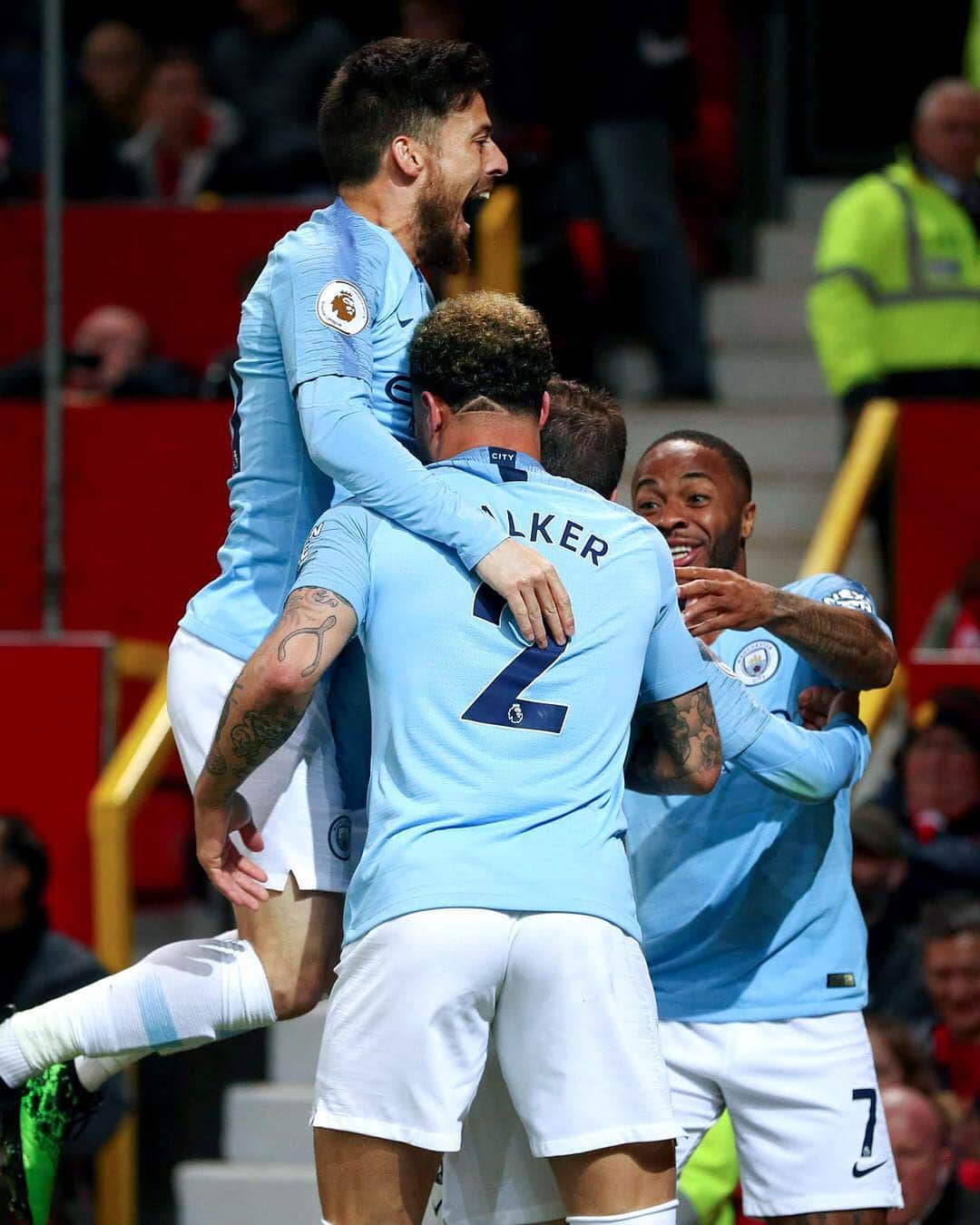 バンジャマン・メンディのインスタグラム：「Win win win win 🎶!! Always confident in my sharkteam 🦈🦈🦈 #comeoncity (i have no idea what @kylewalker2 is doing here) #fighttiltheend」