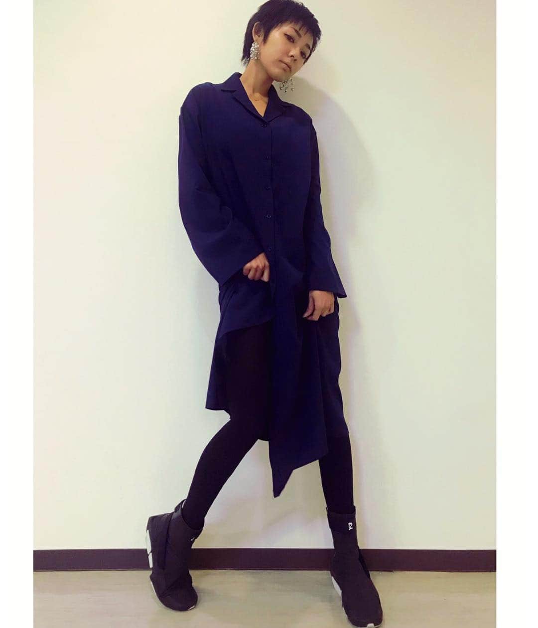 Ai（虫賀愛）さんのインスタグラム写真 - (Ai（虫賀愛）Instagram)「* しゃつわんぴ.. @17kg_official * #プチプラ最高 笑笑 羽織にもできるし、腰の紐で締めれば大人の女性感も出るし モードっぽくも着れるすぐれもの💋 * * #aimushiga #mushiga #虫賀さん #fashion #newone #ootd  #17kg #17kg_official #japanesegirl #japan」4月25日 7時01分 - ai.mushiga