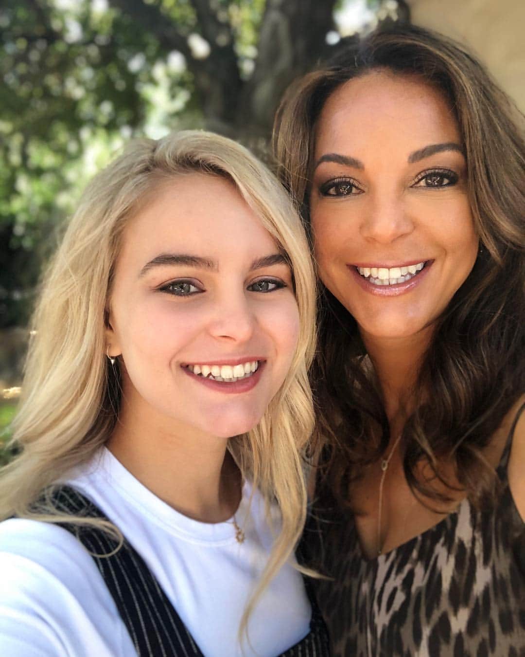 のインスタグラム：「College trippin’ with my Bean❤️ @ChapmanU #springbreak #mybaby #timeflyswaytoofast 😢」