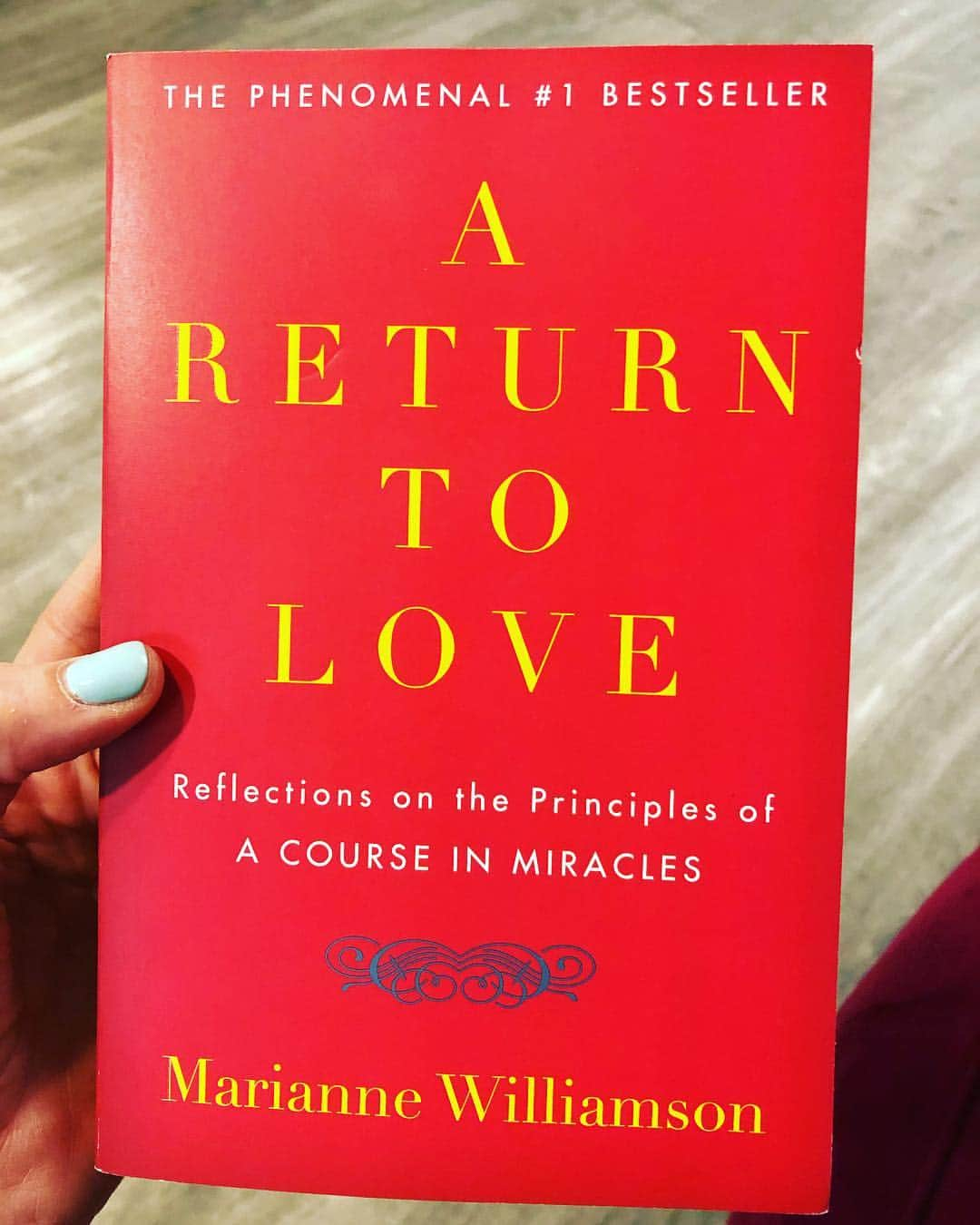 ジェイミー・アレクサンダーさんのインスタグラム写真 - (ジェイミー・アレクサンダーInstagram)「Just started this book and I can already wholeheartedly recommend it ♥️ @mariannewilliamson you are so wonderful. I have so much respect for you. Thank you for your honesty.」4月25日 6時53分 - jaimiealexander