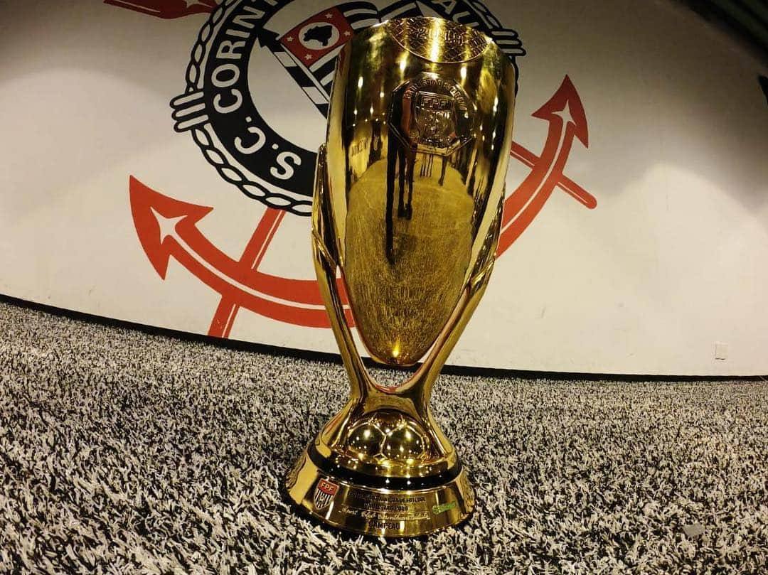 コリンチャンスさんのインスタグラム写真 - (コリンチャンスInstagram)「Olha quem chegou! 😍‬ O 🏆 do #TRIntou passará por todos os setores da @ArenaCorinthians hoje! ‬  #VaiCorinthians #Corinthianismo #FielAtéoFim #MeuBMG #NãoÉSóPatrocínio #TimeDoPovo #Corinthians #Timão #CorinthiansTV #FielTorcedor #AFielÉFoda #TodosPorUm #NikeFutebol #Joli #EstrellaGalicia #UniversidadeBrasilOficial #ÉPositivo #CorinthiansÉPositivo #LoucoPotyCorinthians #PostosALE #ALEnoTimão #TODOSportiCorinthians #CartãodeTODOSCorinthians #TODOSpeloTimão」4月25日 6時54分 - corinthians