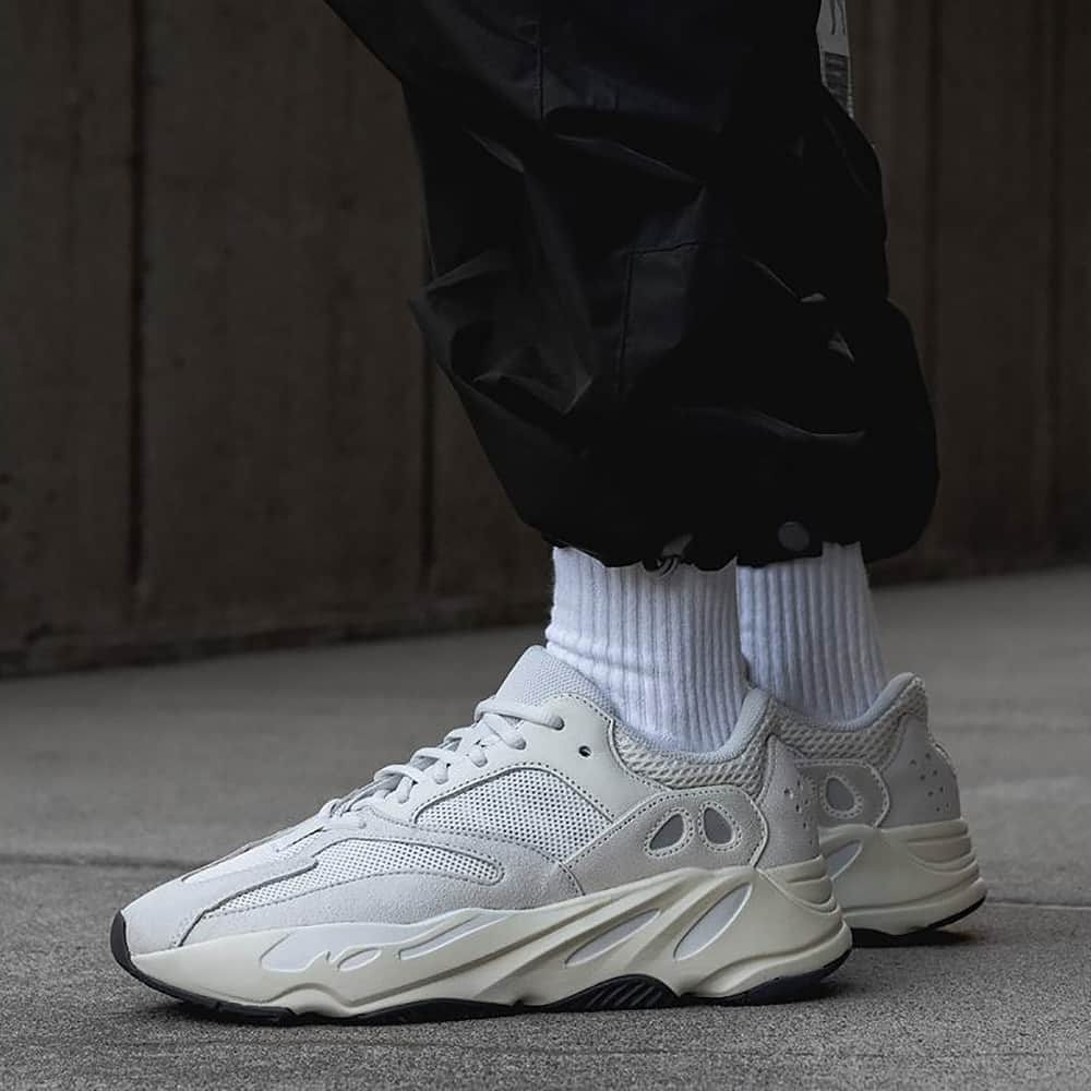 Nice Kicksさんのインスタグラム写真 - (Nice KicksInstagram)「Kanye's adidas Yeezy Boost 700 is getting a creamy cool down this spring with an “Analog” installment. Ye's next 700 releases on April 27th for $300.」4月25日 7時03分 - nicekicks