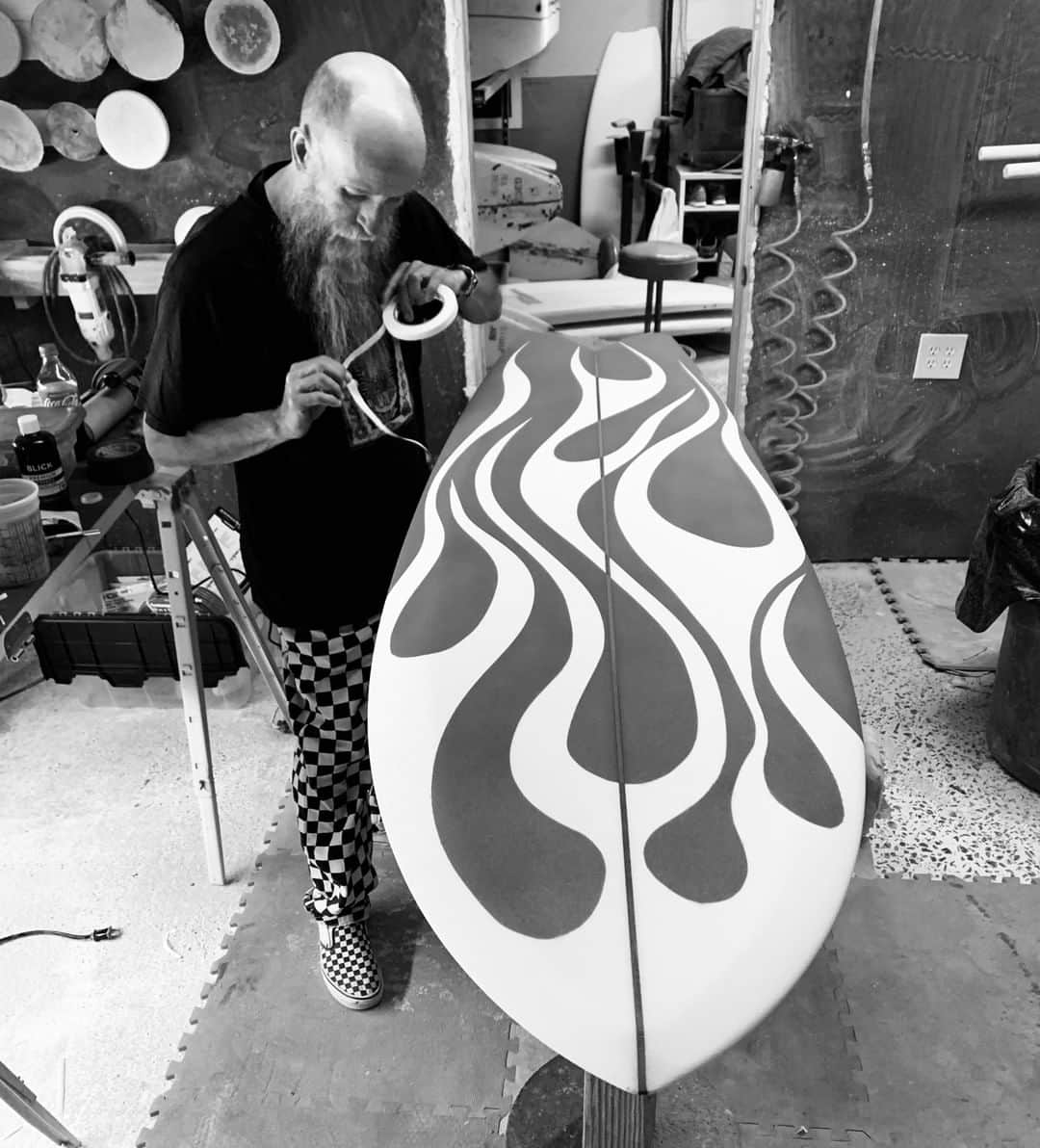 のインスタグラム：「NEW COLLAB ALERT! • • • We are excited to announce our new collab with @rozbernsurf. Stay tuned for what’s to come! • • • #krammerstoudt #kscollabs #kssurf」