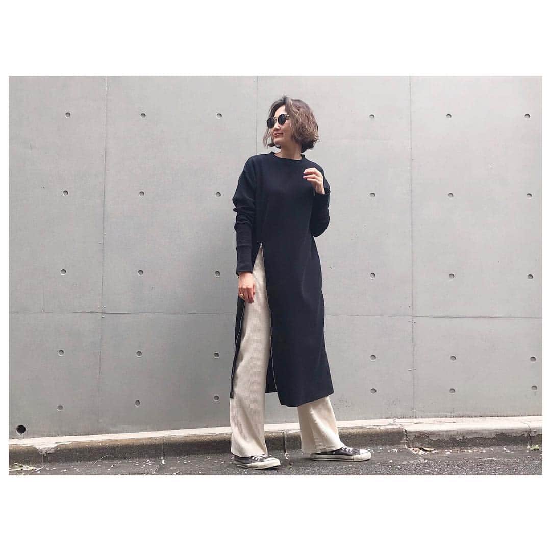 李ヒャンさんのインスタグラム写真 - (李ヒャンInstagram)「1つ前のポストのワンピ着まわしコーデ。 重ね着するのはスカートだけじゃなくパンツもおススメです。 デニムを合わせるのも👍 こうやってワッフルパンツ合わせるのも👍👍 1枚で色々な着まわしができるエコワンピなのです☺️ 本日20時より予定しているインスタライブお時間あればぜひご参加ください😚 ☺︎ノベルティ特典ありの予約会は26日(fri)21時までとなります☺︎ #fashion #style #herfee2019aw #herfee」4月25日 7時18分 - 73hyang