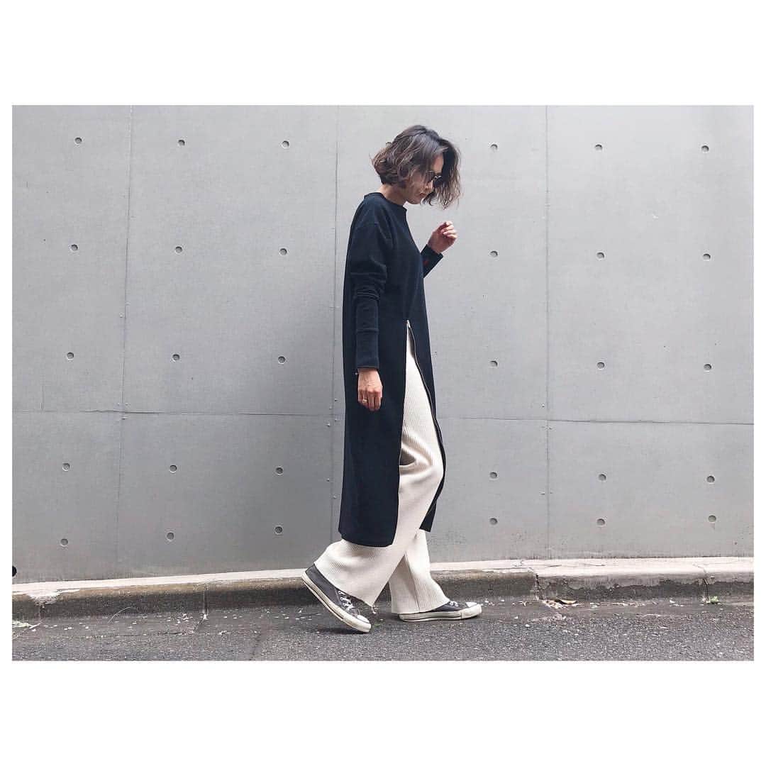 李ヒャンさんのインスタグラム写真 - (李ヒャンInstagram)「1つ前のポストのワンピ着まわしコーデ。 重ね着するのはスカートだけじゃなくパンツもおススメです。 デニムを合わせるのも👍 こうやってワッフルパンツ合わせるのも👍👍 1枚で色々な着まわしができるエコワンピなのです☺️ 本日20時より予定しているインスタライブお時間あればぜひご参加ください😚 ☺︎ノベルティ特典ありの予約会は26日(fri)21時までとなります☺︎ #fashion #style #herfee2019aw #herfee」4月25日 7時18分 - 73hyang