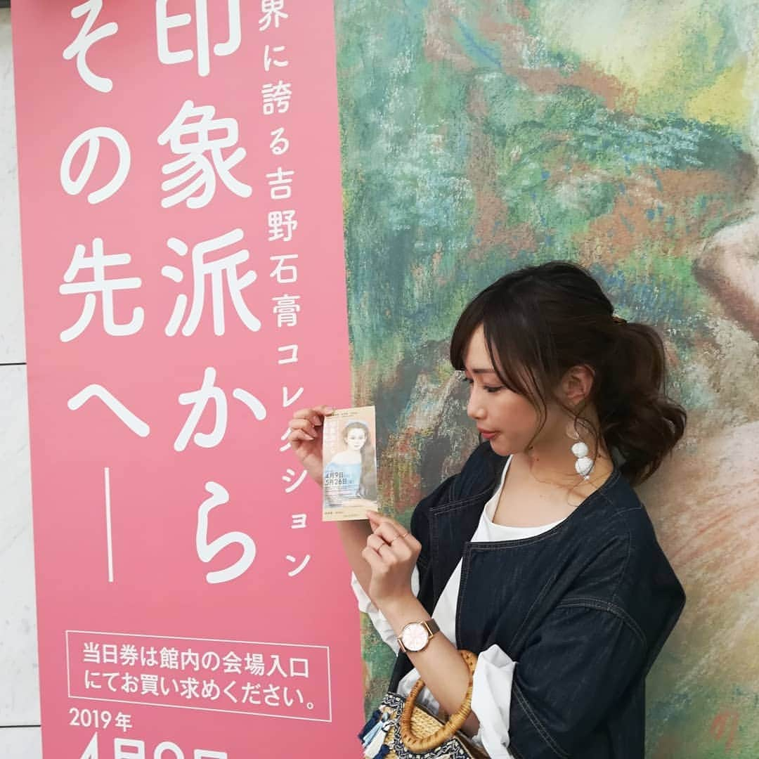 彦坂まなみさんのインスタグラム写真 - (彦坂まなみInstagram)「* 先日かなりお久しぶりに、名古屋市美術館へ🎨 開催中の企画展示 世界にほこる吉野石膏コレクション 【印象派からその先へー】 見に行ってきました～！ * 予備知識ほとんどなしで行ってしまったけど、、 ミレー、モネ、ルノワール、シャガール等々 素人でも知ってる名画がたくさんでした✨ シャガールは青森で『アレコ』見て以来、大好きになってたから見られて良かった💟 * 自分へのお土産にはモネの『サンジェルマンの森の中で』のポストカードかいました🙆 * ほかにも、ゴッホやピカソの展示もあるよ～ アクセスもいいし街中デートにもオススメです✨ 5月26日までの開催なので是非いってみてね～🖼️ * * #吉野石膏 #吉野石膏コレクション #印象派 #絵画 #名古屋市美術館 #美術館 #美術館巡り #美術展　#美術展巡り　 #名古屋 #nagoya #nagoyaartmuseum #museum #art #名古屋デート  #10連休 #GW #おでかけ」4月25日 7時23分 - ma7am1