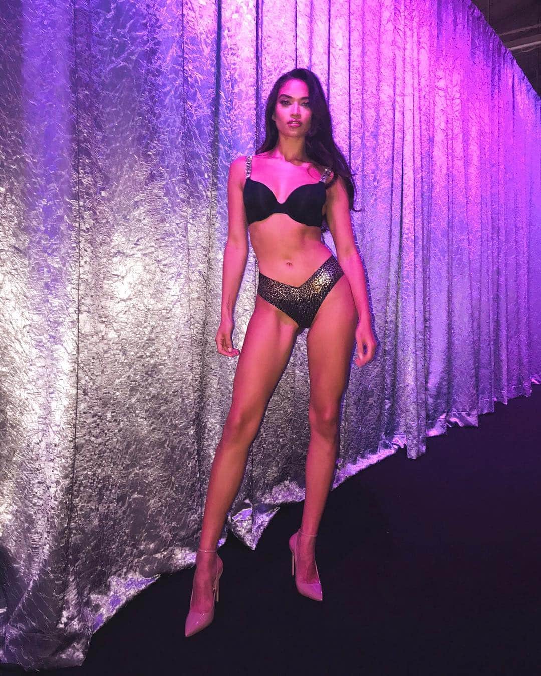 シャニーナ・シャイクのインスタグラム：「Before the day ends... couldn’t forget #nationallingerieday 💋」