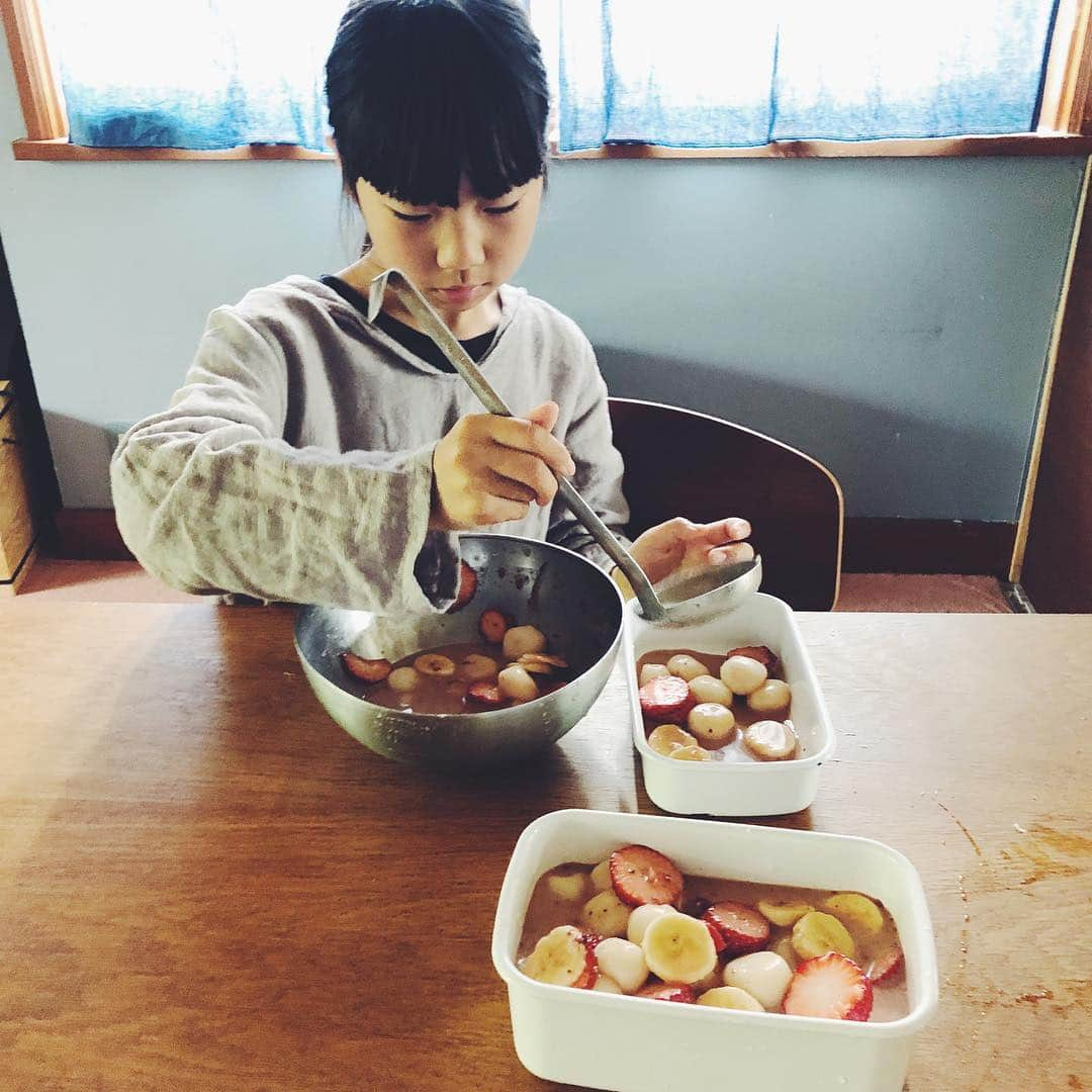 nonさんのインスタグラム写真 - (nonInstagram)「本日学校でおにぎりパーティー🍙だそうで、そのデザート係りに立候補したという花種さん。 いつもより1時間早く起きて早朝から白玉作り。 白玉とイチゴとバナナに黒糖ミルクで。 生活クラブの白玉粉、もちもちで美味しい✨ 毎朝バッタバッタなのにそんなん作ったり出来んの〜？！と疑いの母でしたが、白玉作りたいがために、ちゃっちゃっと着替えてちゃっちゃっと準備して、いつもより早く支度完了。 いつもそうしてよ〜〜 #生活クラブ #生活クラブの消費材 #生活クラブのある豊かなくらし」4月25日 7時35分 - non19841120