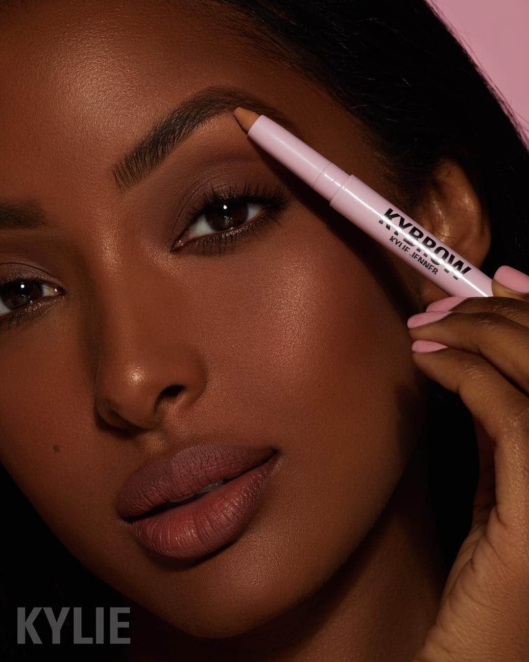 Kylie Cosmeticsさんのインスタグラム写真 - (Kylie CosmeticsInstagram)「Highlight and sculpt to perfection with #Kybrow Highlighter Stick ✨ Launches 4/29! Light, medium and dark shades in shimmer and matte formulas 💕」4月25日 7時29分 - kyliecosmetics