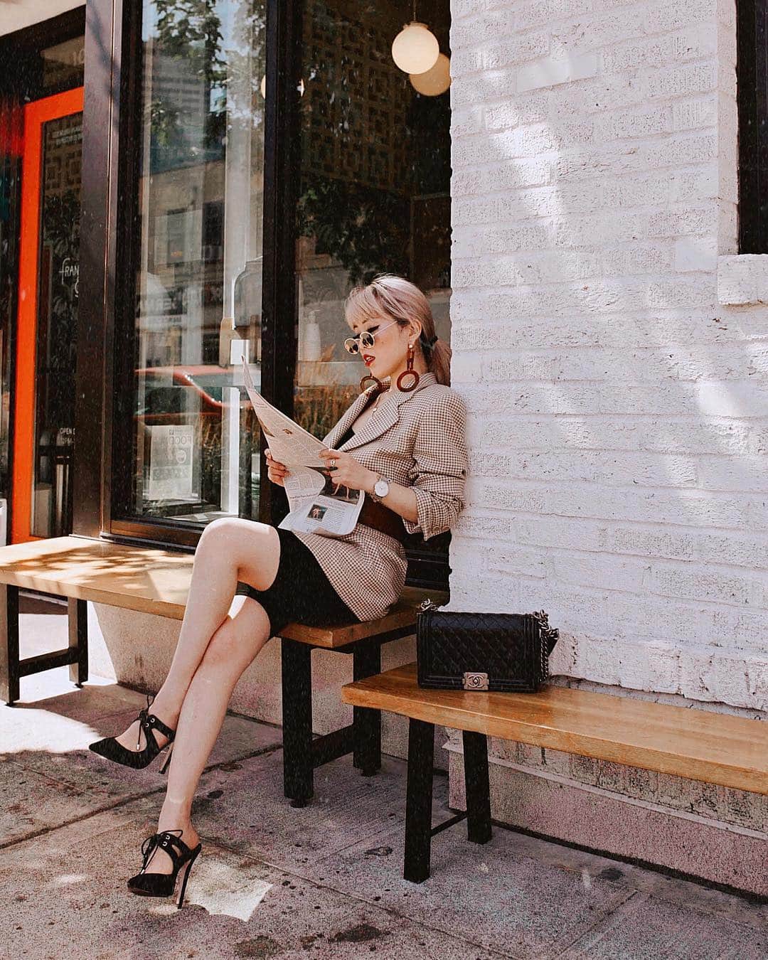 AikA♡ • 愛香 | JP Blogger • ブロガーのインスタグラム：「What’s new? 📰 In the morning, I read the article “The Instagram Aesthetic Is Over” ( swipe up to read it on my stories 📝 ) and that was such an interesting piece to read. What’s your thought on this? 🤔 Do you still love staged & curated feed OR are you more drawn into unfiltered, low-production & “REAL & AUTHENTIC” feed?? ..... ▸ 📷: @diegomvillarroel  #petitefashion #bikershorts #springstyle #asseenonme #vintage #mypersonalstyle #seattle」