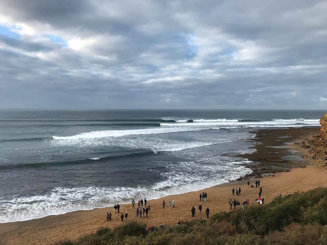 ケリー・スレーターのインスタグラム：「#AnzacDay swell has arrived at #BellsBeach. @wsl #RipCurlPro」