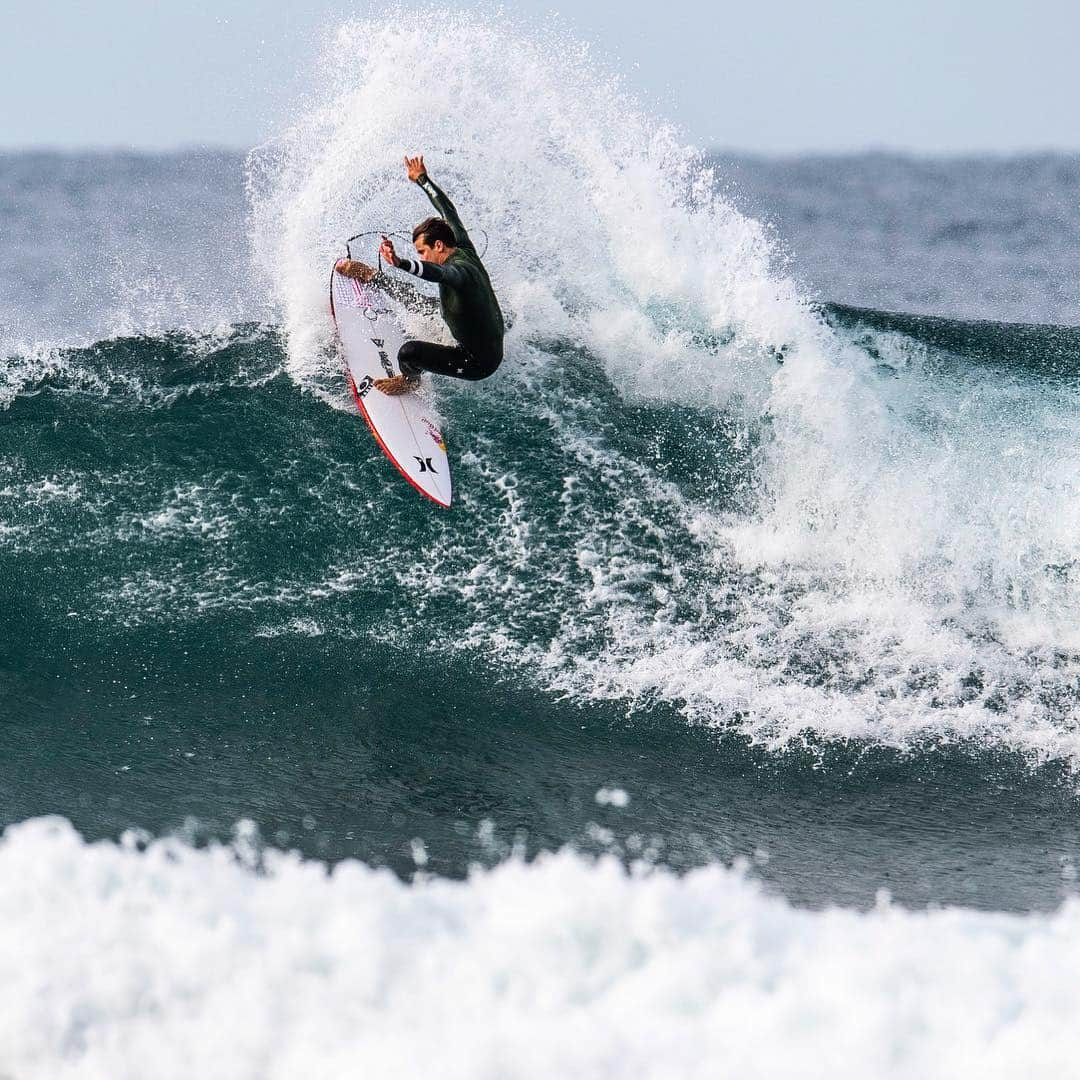 ジュリアン・ウィルソンさんのインスタグラム写真 - (ジュリアン・ウィルソンInstagram)「Hells Bells the swell has arrived and we’re on 🙏🏼 @wsl 📷 @badboyryry_」4月25日 7時37分 - julian_wilson