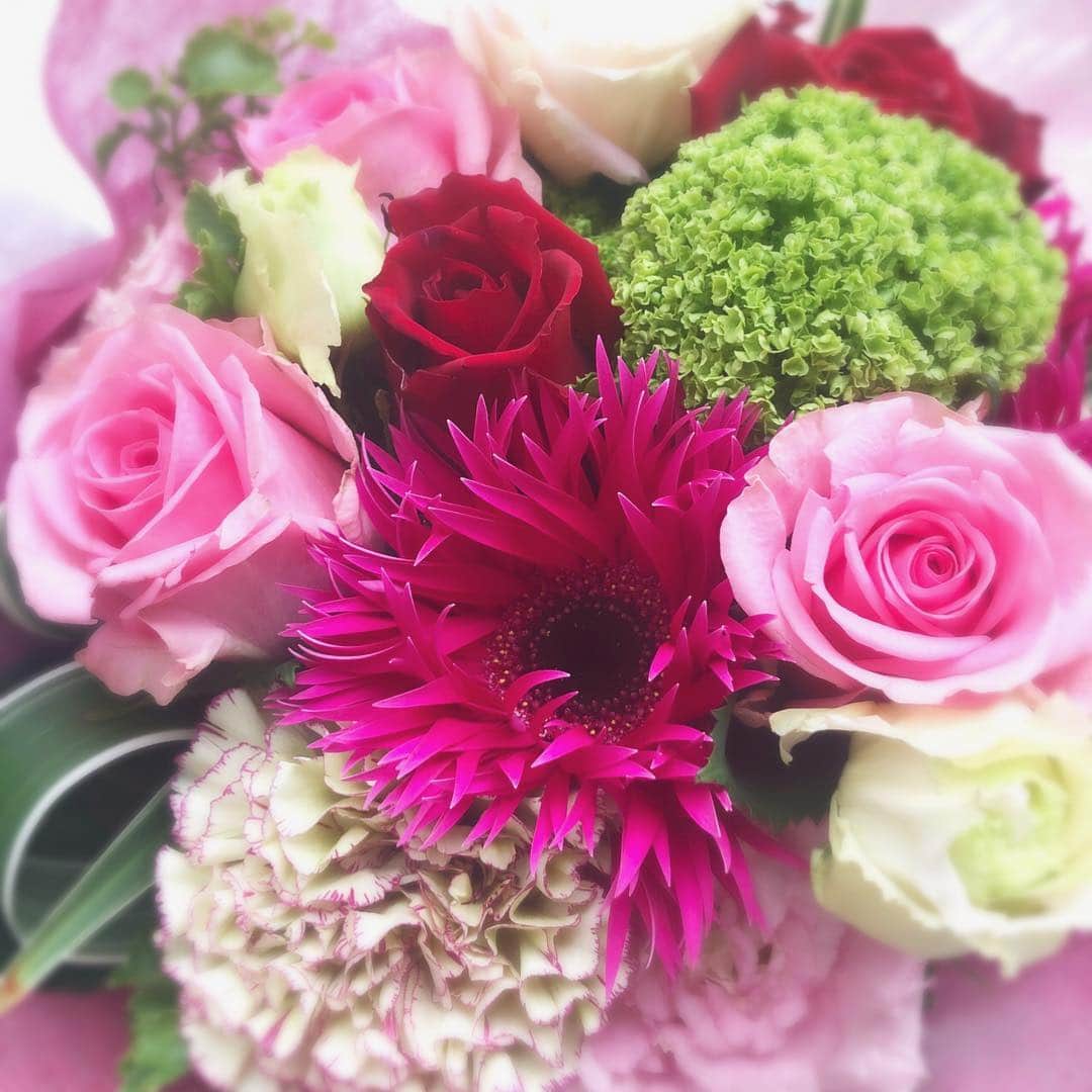 とよた真帆さんのインスタグラム写真 - (とよた真帆Instagram)「鮮やかな花束✨ 幸せなお2人から頂きました💐  #flower #結婚 #キューピット #すごいことが起きた #happy #happiness #happywedding #お幸せに」4月25日 7時42分 - maho_toyota