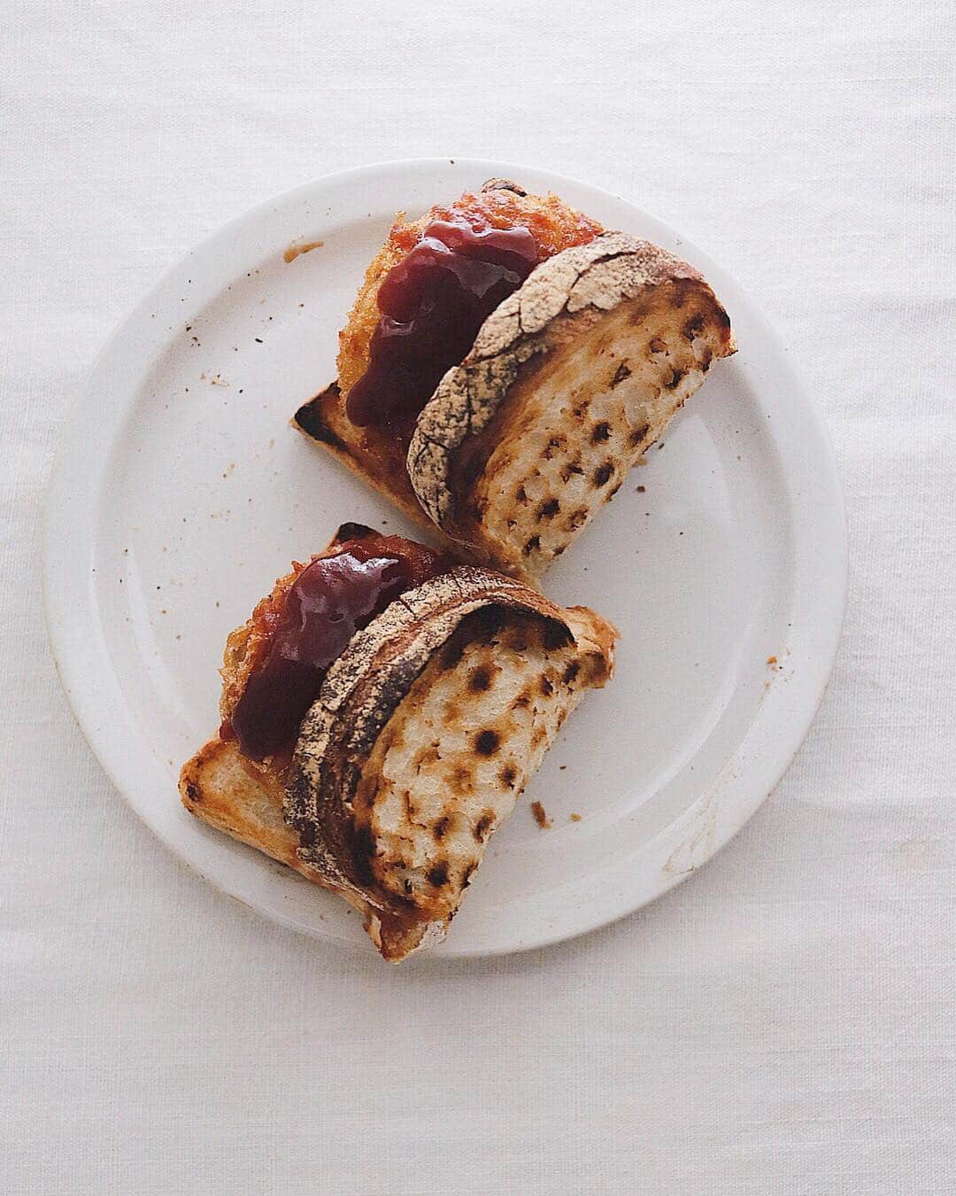 のインスタグラム：「croquettes toast . 今朝はコロッケパン。 コロッケは残りもの。 残しておいて大正解。 . ２枚目は 二口ほど食べたもの。 歯型ついてますけど、 コロッケの中の様子。 ジャガイモのほかは、 豚挽肉、玉葱、人参、 とシンプル具材です。 . タカキベーカリーの 石窯イギリスパンは カタチが縦長なので、 折って曲げるだけで 具材が簡単に挟める。 @takaki_bakery_official . . #惣菜パン #コロッケパン #コロッケサンド #タカキベーカリー #石窯パン #イギリスパン #パン部 #朝ごはん #朝ごパン #パンスタグラム #パン大好き #パン好きな人と繋がりたい #朝ごはん部 #トーストアレンジ #トースト #網焼きトースト #網焼き #croquettestoast #toast #GoodmorningGoodbreakfast」