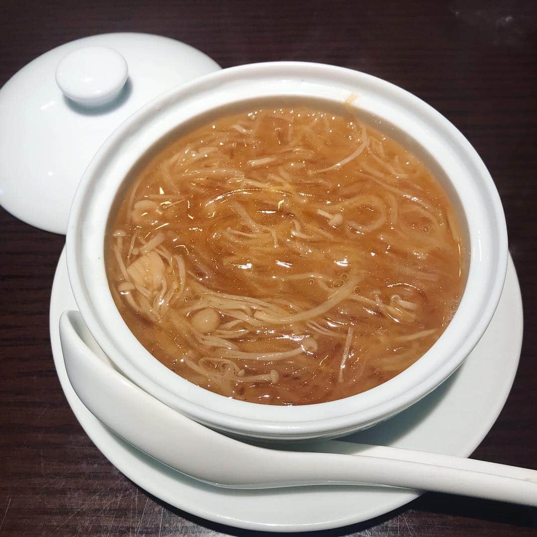 青山恭子さんのインスタグラム写真 - (青山恭子Instagram)「. 定期的に食べたくなる大・大・大好きな 「ふかひれがけ 中華風茶碗蒸し」 （エノキがだいぶ目立ってますが…😅） ここの「エビそば」も超絶品❤️ GW前にファスティングしようかと思ってだけど… うん、やっぱり絶対にムリでした💦💦💦 . . . #ふかひれがけ中華風茶碗蒸し #定期的に食べたくなる #大好きなやつ #エビそば #超絶品 #gw前ファスティングしたかったけど #やっぱり絶対にムリでした #このまま #gwに突入 #よし食べよう #よし飲もう #🤣🥂」4月25日 7時47分 - aokyon27