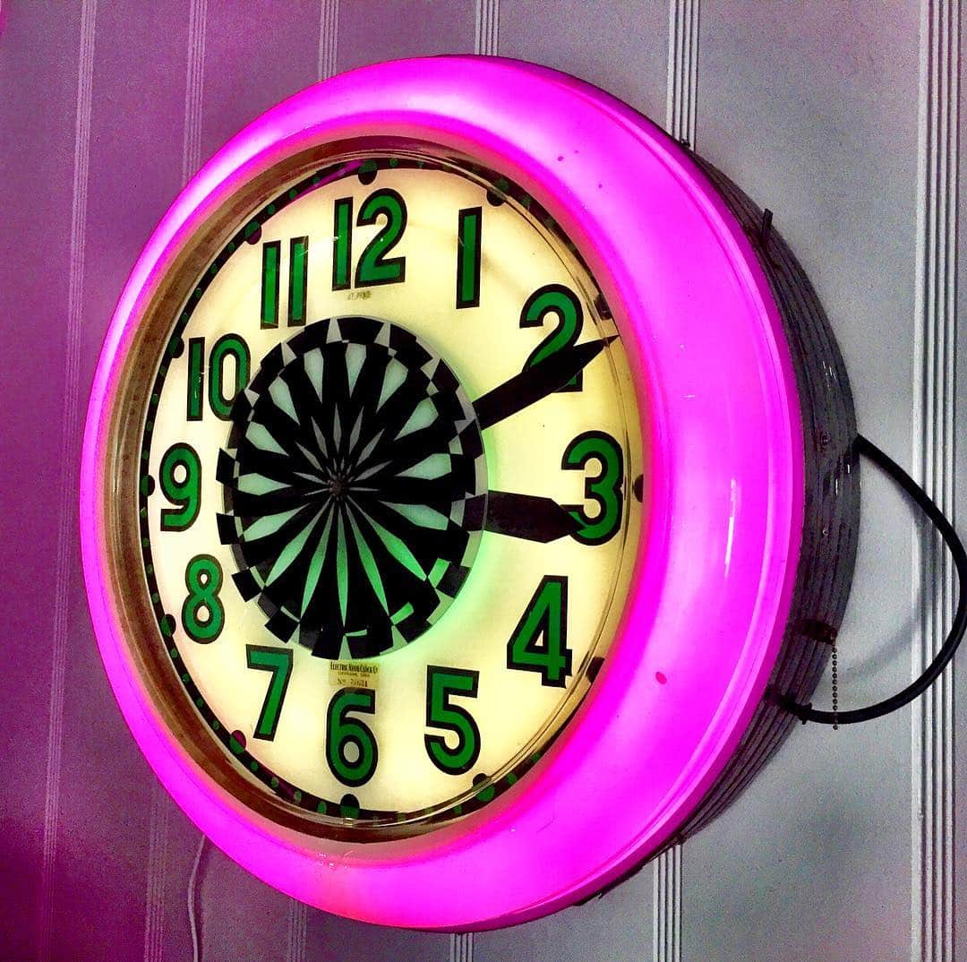 シャーニ・ヴィンソンのインスタグラム：「Loving the #retro #vibes of this #electric #neon #clock 💖 #walldecor #collectible #ambience」