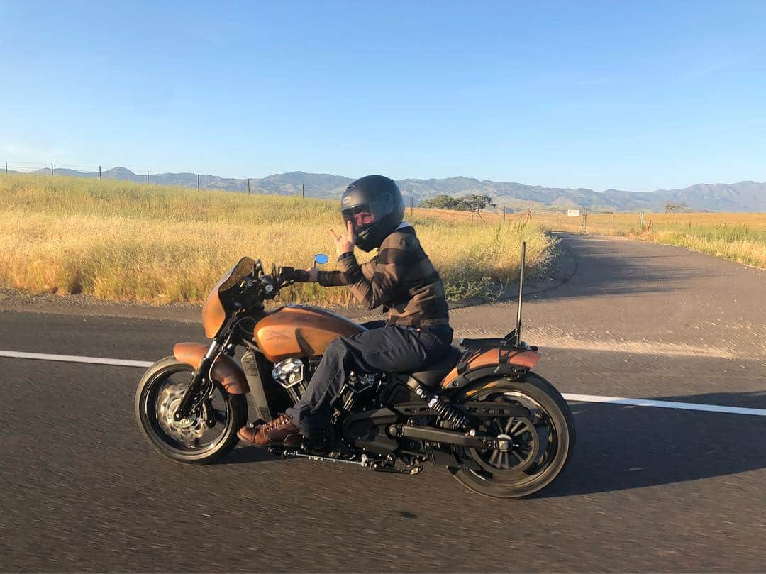 ケアリー・ハートさんのインスタグラム写真 - (ケアリー・ハートInstagram)「Mama @pink finally got to take her new ride for a rip! This is how we do date night. @indianmotorcycle」4月24日 23時00分 - hartluck