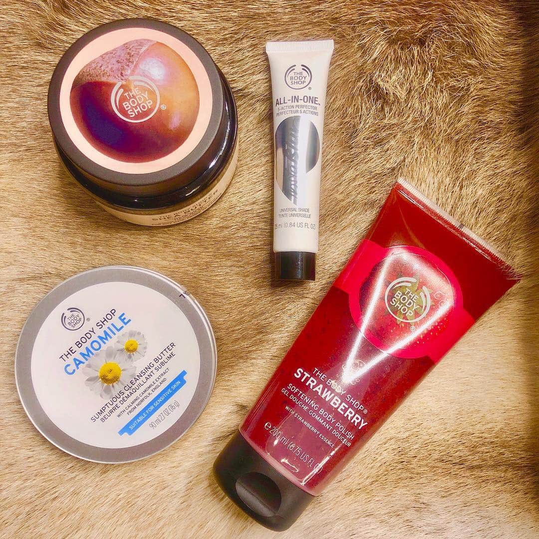 岡田栞奈のインスタグラム：「今日の購入品たち❤️ #thebodyshop 優秀なの〜♪ ・ ・ スクラブとクレンジングバームは 今日のお風呂タイムに 早速使ってみるよ🛀🤗 バームタイプだと液漏れ心配しなくていいし 旅行に持ち歩けそう🥺🥺🥺❤️❤️❤️ メイクアップベースの #オールインワンインスタブラー はリキッド使ってる子には驚くほど崩れなくなるからオススメ✌🏻✨✨✨(パウダーとは相性悪い😂) #購入品 #ボディショップ #トリートメント #クレンジング #スクラブ #メイクアップベース #化粧品 #おススメ」