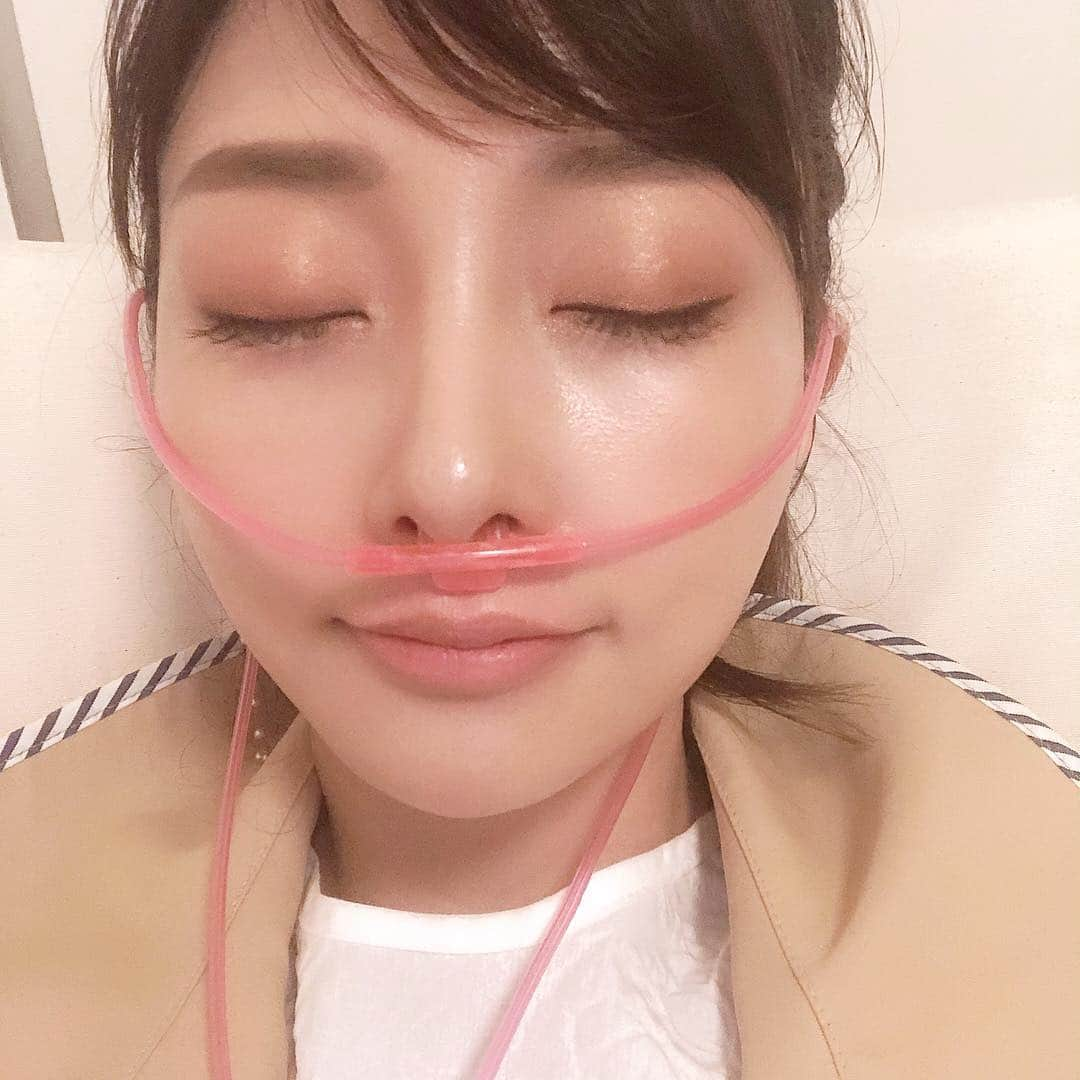 石井美保さんのインスタグラム写真 - (石井美保Instagram)「3枚目、鼻チューブで失礼😂💦💦💦上半期ベストコスメアンケートのヤマ場の中、今日は会計事務所と決算報告会から1日が始まり、銀行まわり、コスメ発表会を3件はしごしてから顧問弁護士と打ち合わせ。そのあともう1件お取引会社との打ち合わせの時には、もう先方から「今日は流石に疲れてますね」と言われるぐらい疲れが隠せなかった。ということで久々水素吸引。最近吸引している余裕もなかった💦💦 どんだけ酷い顔をしているかと自撮りしてみたら、顔はお疲れでしたが、肌つやはすこぶるいい！👀👀👀 これはー、おそらく🤔 今日発表会で頂いたNARSの最新クッションファンデでメイク直ししたからだと思われます。 少し先の発売ですが、NARS @narsissist ナチュラルラディアントロングウェアクッションファンデーション (7月5日発売)。 長く使ってみてでまた改めてご紹介しますが、ファーストタッチはかなりお気に入り！ハイカバーなのに重くなく、最高のツヤと、16時間の潤い持続。UV効果はSPF50/PA+++ありながら、つけている間中スキンケア効果あり。フレキシブルライトウェイトポリマーの配合で、重ねても重ねても重くならない。クッションに欲しい機能が全て搭載されちゃいました。#narssisist」4月24日 22時55分 - miho_ishii