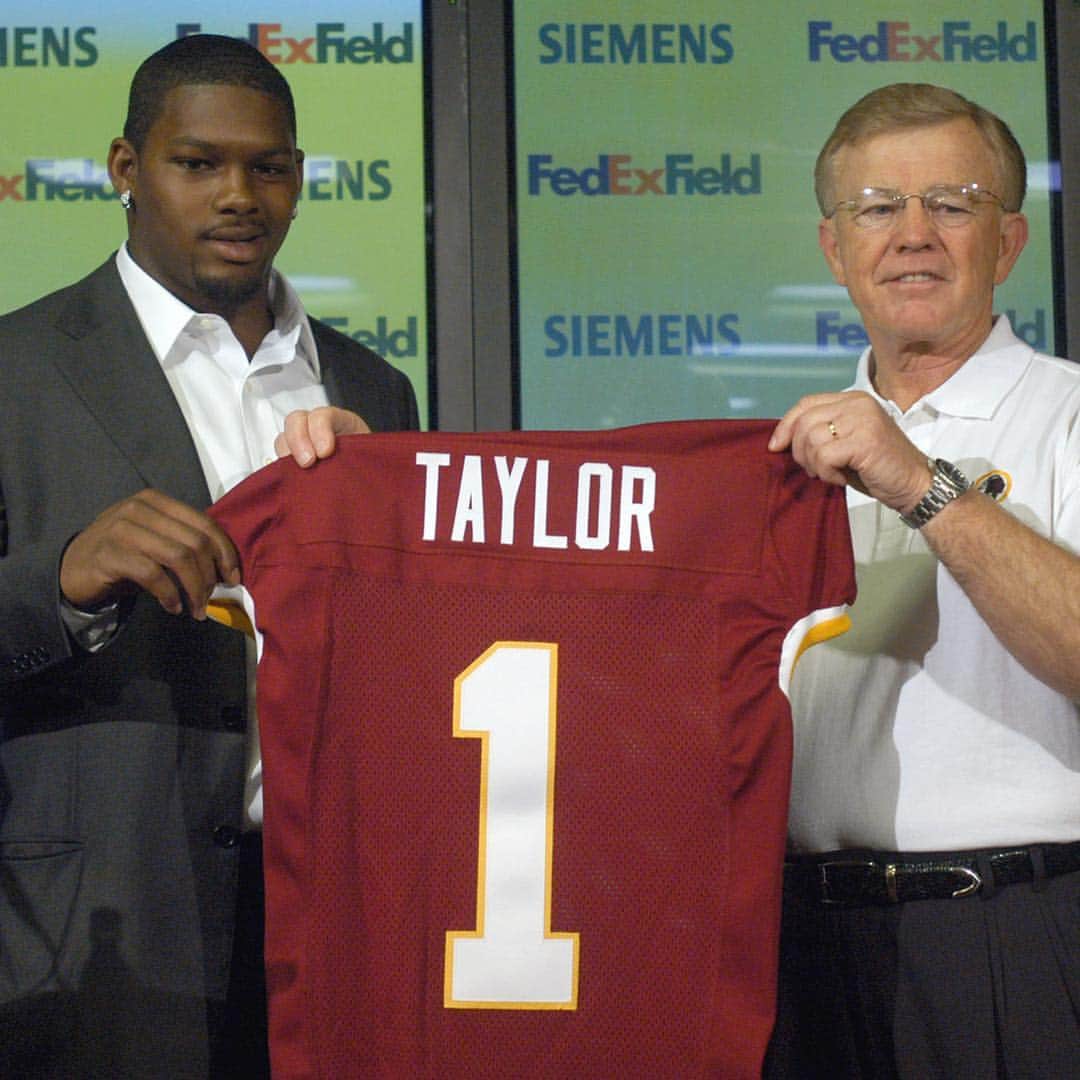 ワシントン・レッドスキンズさんのインスタグラム写真 - (ワシントン・レッドスキンズInstagram)「On this day 15 years ago, Miami Safety Sean Taylor was selected by the Redskins with the fifth overall pick of the 2004 NFL Draft. Sean is forever remembered and missed.  #RIP21 🐐」4月24日 23時09分 - commanders