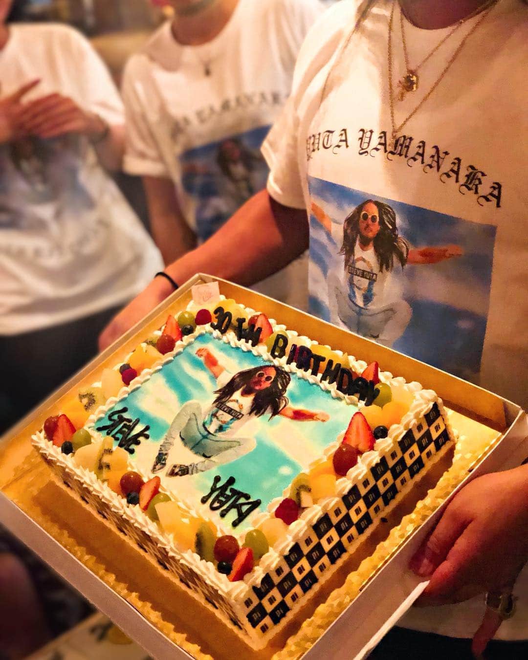 菅又菜摘（ナツ）さんのインスタグラム写真 - (菅又菜摘（ナツ）Instagram)「Happy birthday🎂💕 @yutapai ちょっと早めの サプライズバースデー大成功👏🏾 お忙しい中集まってくれたみなさん ほんとにありがとうございました🙏🏾 みんなに愛されてて幸せ者だね💛 @kitt.official @borrachos.tokyo  #borrachos #borrachostokyo #kitt #kittofficial #birthdaycake #photocake #birthday #cake #surprise #surprisebirthday  #cakeme #steveaoki #steveyuta  #mylove #yutapai #pi #pi_official #kogenatsu #焦げNATSU #こげなつ」4月24日 23時03分 - kogenatsu920