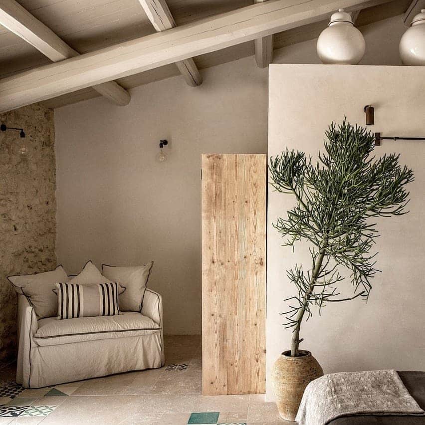 のインスタグラム：「Ghost armchair @ Dimora Delle Balze, Sicily⁣ .⁣ .⁣ .⁣ .⁣ @dimoradellebalze #noto #sicily #luxuryhotel #luxurytravel #travelgram #luxurydesign #weddingvenue #events #Gervasoni #Gervasoni1882 #interiordesign #homedesign #homedecor #paolanavone #designlovers #design #instadesign #instagood #interioraddict #homeinspiration #archilovers #furniture #style #inspiration #architecture #home⁣」