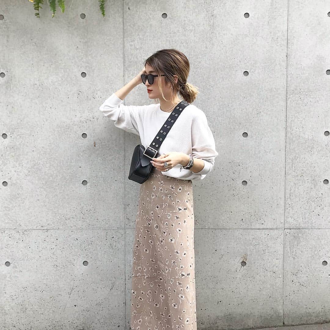 のインスタグラム：「. POP UP STOREでも完売するほど大人気だった @flugge_official flower long skirt、やっっっっと本日オンラインストアで発売しました🥺💓お待たせしました🙏ブラックはすでに完売してるみたいです、、、すみません💭 とにかく脚が盛れるスカートです！後ろがゴムで永遠にご飯たべれるよ🐖（笑） 明日でついにPOP UP STORE最終日です🥺寂しい💭明日もお待ちしております✌︎ .  #flugge#flugge_official #fluggesnap #ootd#outfit#fashion#instafashion#ig#casual#coordinate#code#me#converse#bigotre#今日の服#今日のコーデ#今日のコーディネート#コーディネート#カジュアル#ファッション#カジュアルコーデ#新作#新作発売#花柄スカート」