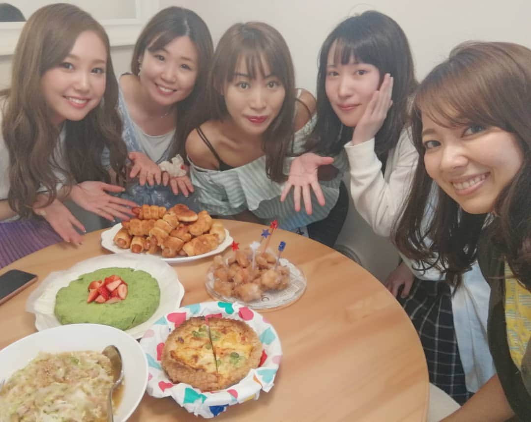 杉山由紀子のインスタグラム：「みなみんちで皆で女子会💖 * ご飯つくってわいわい楽しかった💖 * ウィンナーロールはみんなで巻き巻きしたよ♪ * どれも最高に美味しかった😋🍴💕 * * #女子会 #おうち #ごはん #ホームパーティー #cook #cooking #ツナと白菜のサラダ #むね肉の唐揚げ #小松菜ケーキ #キッシュ #ウィンナーロール」