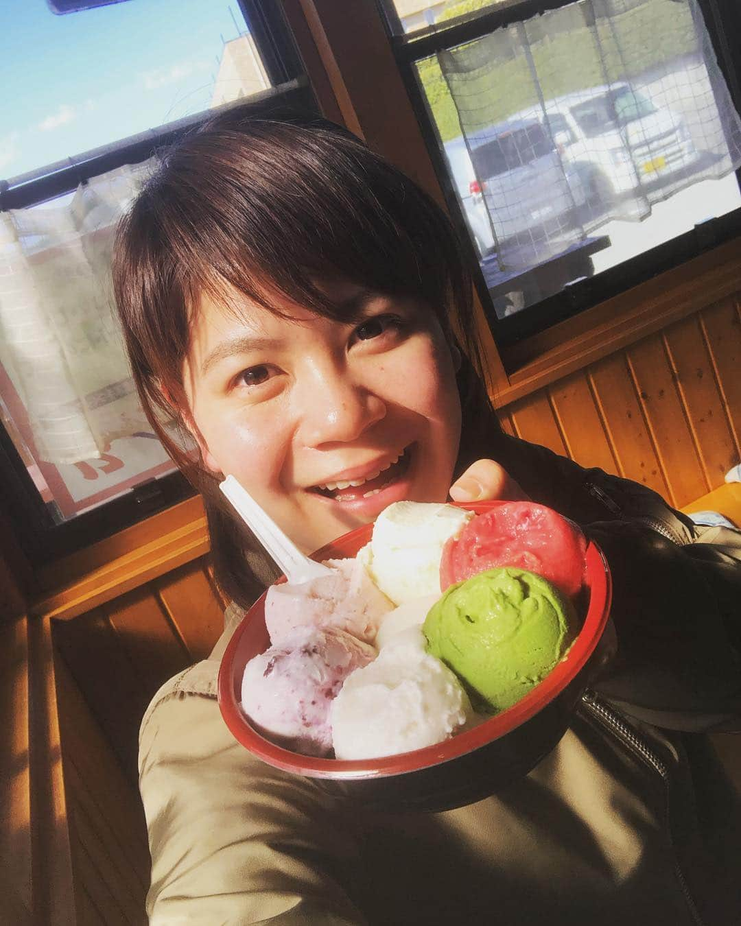 能登瑶子さんのインスタグラム写真 - (能登瑶子Instagram)「先日放送した「JAみどりの風」 県内の直売所をまわってきました！(^^) 直売所のお野菜やお惣菜、どれも美味しそうでしたが、オススメはファミリー食彩館横にある「じぇら21」の『ジェラ丼』季節によってフレーバーが変わるものもあるので、GWのドライブのお供にぜひお立ち寄り下さい( ^ω^ ) . #JAみどりの風#直売所#巡り#楽しかった#ジェラート丼#通称#ジェラ丼#オススメは#枝豆#お試しあれ」4月24日 23時12分 - noto.1281