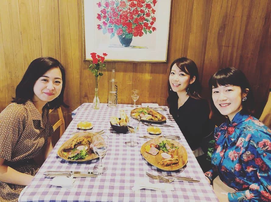 須黒清華のインスタグラム：「ミュージカルを愛し、ミュージカルを広めるため様々な活動をしている、可愛いキラキラ女子たちとランチ💕 アイデアが次々出てきてワクワクするっ✨✨ 有意義な時間でした〜‼︎ . そしてお誘い頂き、プロデュース公演「THE LAST FIVE YEARS」も観て来ました‼︎ 最近、ミュージカル不足だったのです〜💦 . 男性が出会いから別れへ。 女性は別れから出会いへ。 ふたつの時系列で語られていく物語。 2人の心のすれ違いが、切なく儚い… 主演のお2人の歌が最高でした‼︎ #ミュージカル #ミュージカル好き #ミュージカルオタク #ミュージカル好きな人と繋がりたい #lastfiveyears #maritastryker #tekkan」