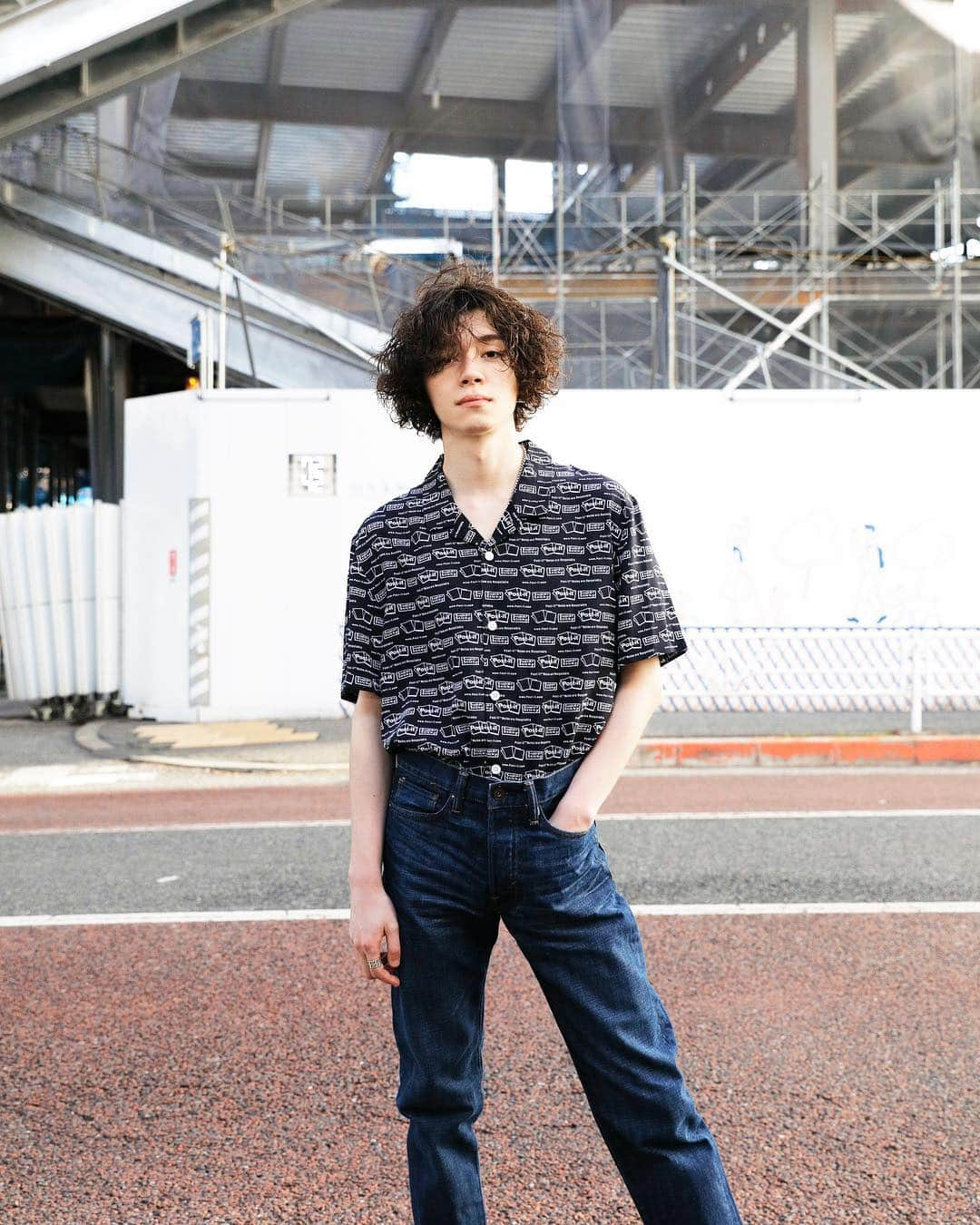 Droptokyoさんのインスタグラム写真 - (DroptokyoInstagram)「TOKYO STREET STYLE Name: @grant_m_rhodes  Shirt: @hm × Post-it® #hm#hmxme#pr#streetstyle#droptokyo#tokyo#japan#streetscene#streetfashion#streetwear#streetculture#fashion#shibuya#postit#neon#ファッション#ポストイット  Photography: @dai.yamashiro  Styling: @raikatanakakana」4月24日 23時20分 - drop_tokyo