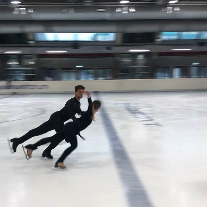 ニコーレ・デラ・モニカのインスタグラム：「Back on the ice and feeling good!!! #dellamonicaguarise #figureskating #life #lifestyle #fun #feelinggood #skills #mood #fiammeoro #fiammeoromoena」