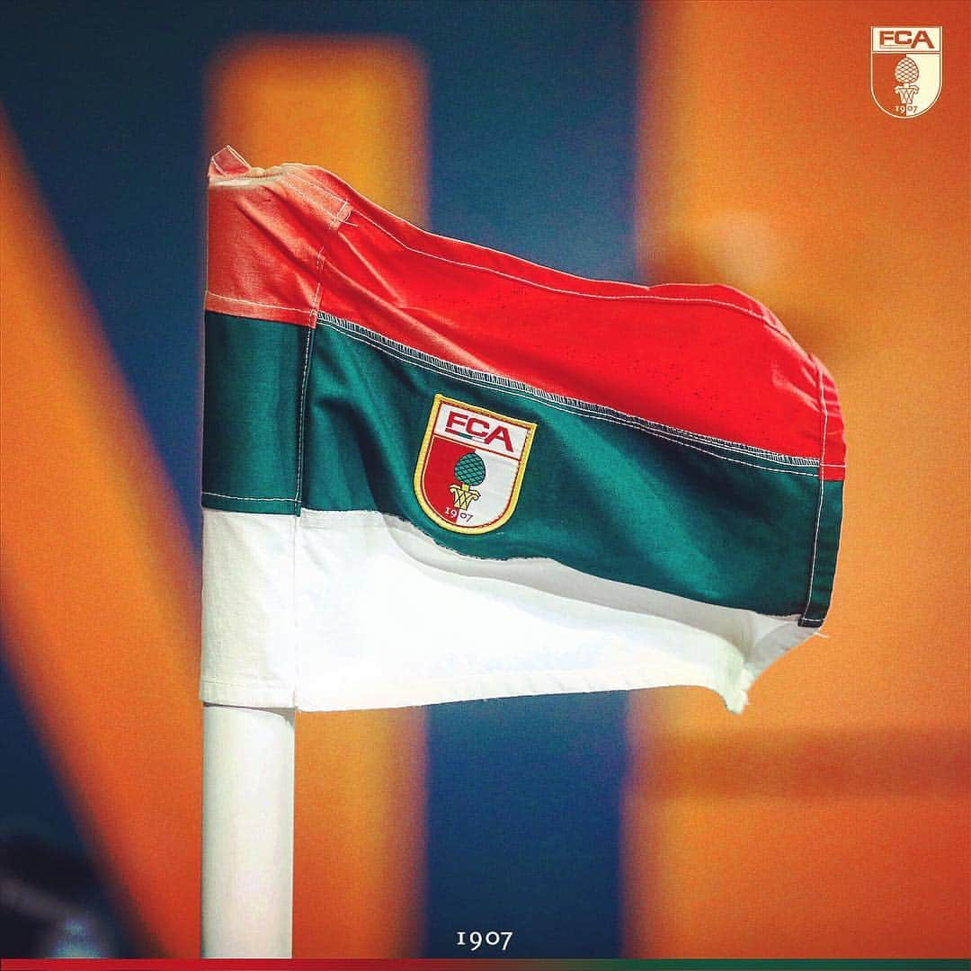 FCアウクスブルクさんのインスタグラム写真 - (FCアウクスブルクInstagram)「Die #FCA-Fahne weht auch in der kommenden Saison ungehindert weiter! 👉 Der Verein hat die Lizenz für die @bundesliga_en-Saison 19/20 ohne Bedingungen erhalten!💯👌 #FCA1907 #fcaugsburg」4月24日 23時22分 - fcaugsburg1907