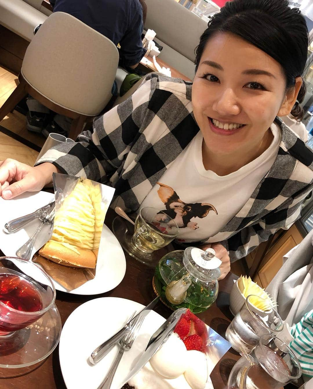 林家あずみさんのインスタグラム写真 - (林家あずみInstagram)「お誕生日のお祝いメッセージや、タイムラインのコメントたくさんありがとうござます😆🙏ひとつづつありがたく読ませていただいていますが、予想を遥かに超える数をいただいておりますためお返事が返せません🤩🙏🙏申し訳ありません🙏🙏嬉しく励みにさせていただきます😊🙏 誕生日、朝は謝楽祭の実行委員会の集まりに参加し、その後、林家なな子ちゃんが贅沢ハーブティーとケーキをお祝いにご馳走してくれて❤️ガチャガチャポーチをやったら、同じ組み合わせで2人とも出てきました🤣 夜は神奈川県川崎市で昇太 たい平2人会に出演させていただきました😊🙏誕生日に師匠と同じ高座に上がらせていただけるなんて最高の誕生日です😆✨まだまだ未熟な芸です。また1年一生懸命に精進いたしますので、どうか宜しくお願いいたします😆🙏 #林家あずみ誕生日 #なな子ちゃんご馳走さま #昇太たい平二人会」4月24日 23時24分 - kurohime424