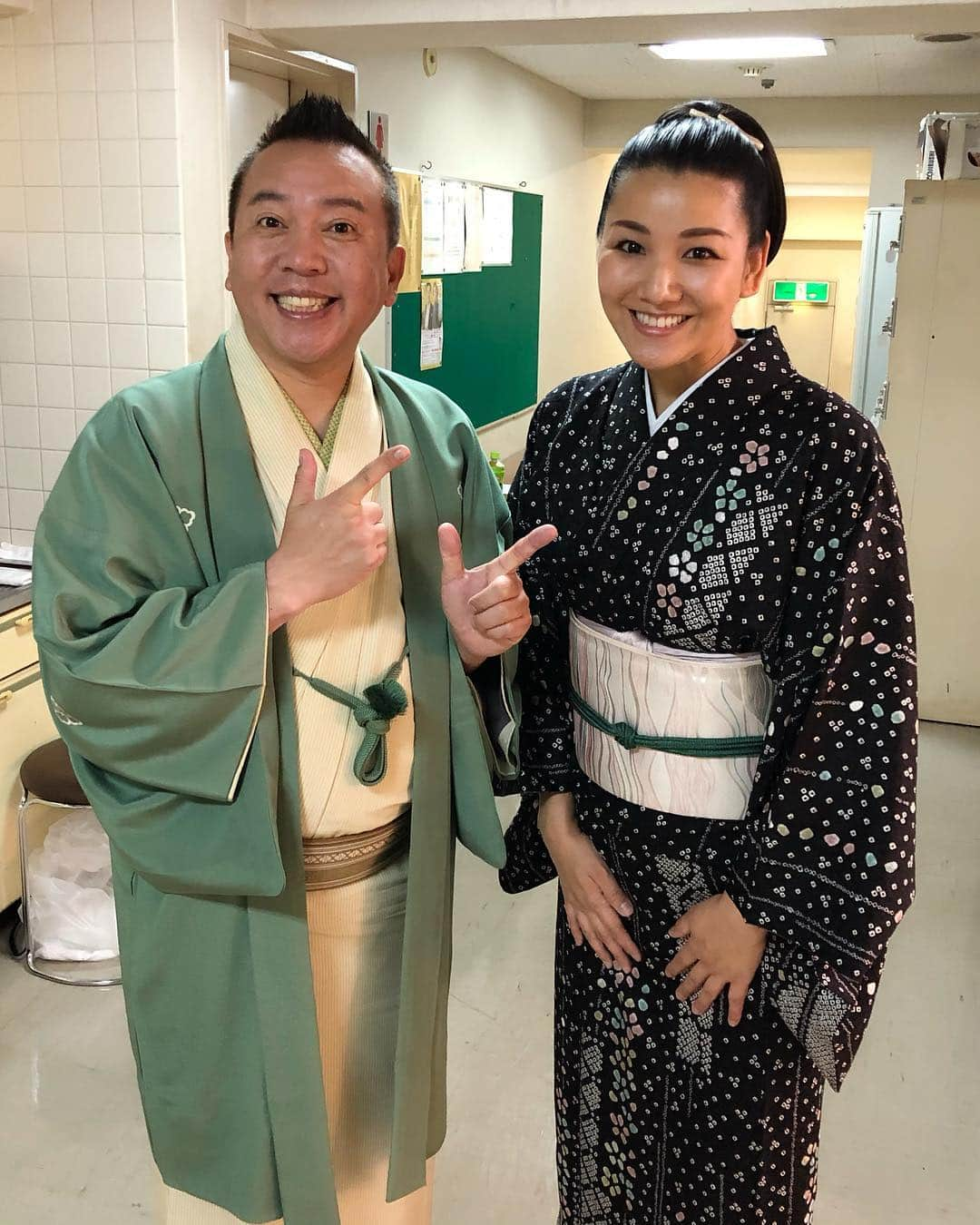 林家あずみさんのインスタグラム写真 - (林家あずみInstagram)「お誕生日のお祝いメッセージや、タイムラインのコメントたくさんありがとうござます😆🙏ひとつづつありがたく読ませていただいていますが、予想を遥かに超える数をいただいておりますためお返事が返せません🤩🙏🙏申し訳ありません🙏🙏嬉しく励みにさせていただきます😊🙏 誕生日、朝は謝楽祭の実行委員会の集まりに参加し、その後、林家なな子ちゃんが贅沢ハーブティーとケーキをお祝いにご馳走してくれて❤️ガチャガチャポーチをやったら、同じ組み合わせで2人とも出てきました🤣 夜は神奈川県川崎市で昇太 たい平2人会に出演させていただきました😊🙏誕生日に師匠と同じ高座に上がらせていただけるなんて最高の誕生日です😆✨まだまだ未熟な芸です。また1年一生懸命に精進いたしますので、どうか宜しくお願いいたします😆🙏 #林家あずみ誕生日 #なな子ちゃんご馳走さま #昇太たい平二人会」4月24日 23時24分 - kurohime424