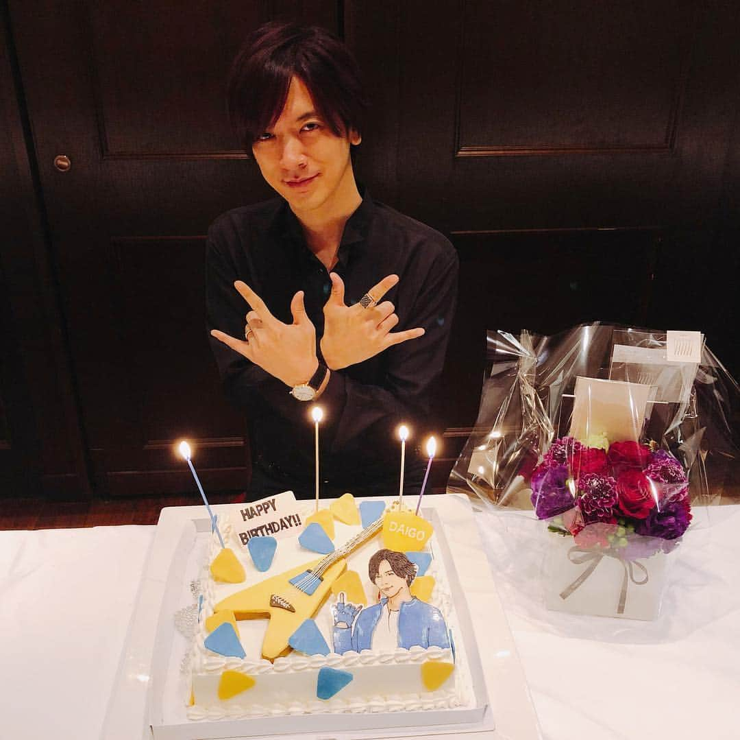 DAIGOさんのインスタグラム写真 - (DAIGOInstagram)「今日太田胃散さんに誕生日のお祝いしていただきました！本当に嬉しくて幸せな時間でした！！ケーキがすごい！ラジオでもお祝いしていただきましたが、二回もケーキ！本当に温かい時間でした！胃もたれにはAが効く！みんな太田胃散A錠剤よろしくね！ #DAIGO #太田胃散 #太田胃散A錠剤 #CMの曲描いてます #あぶらっ恋 #名曲」4月24日 23時35分 - daigo_breakerz_