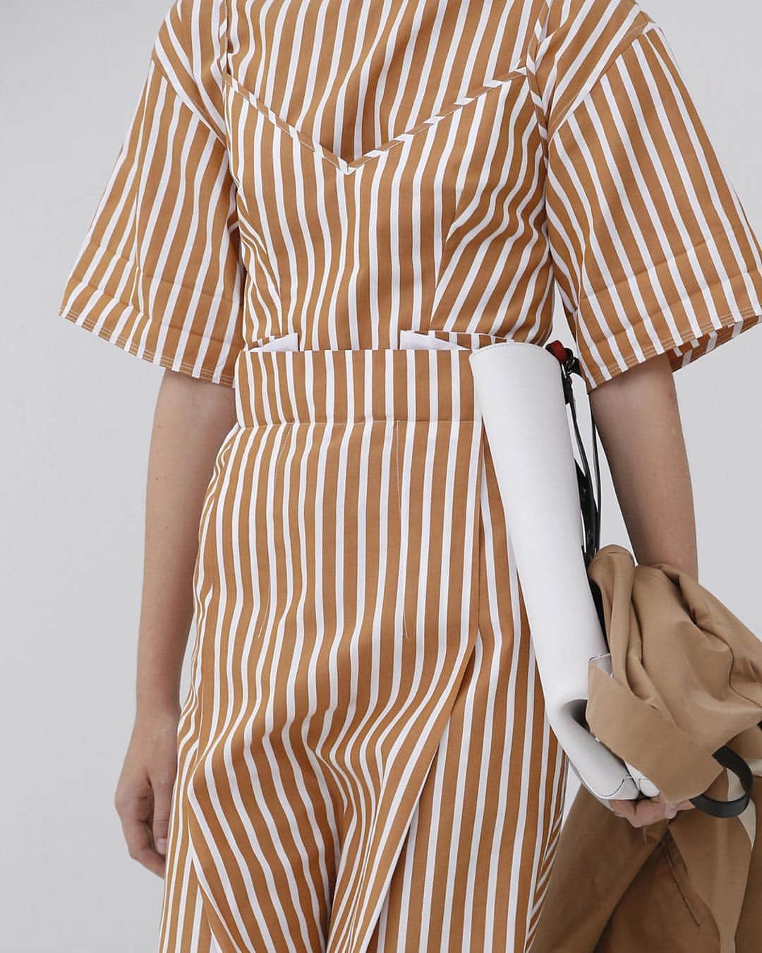 ヴィクトリアベッカムさんのインスタグラム写真 - (ヴィクトリアベッカムInstagram)「Summer stripes with a twist from my #VBSS19 collection are now available online and in store. x VB」4月24日 23時35分 - victoriabeckham