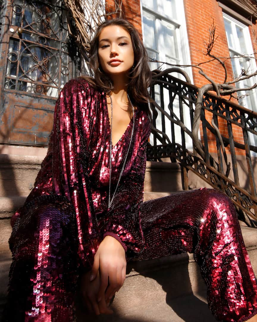 のインスタグラム：「Para um look de festa nada óbvio – e muito sofisticado – peças utilitárias cobertas por bordados de paetês são uma ótima opção | For a renovated party look an utiliarian piece covered with sequin embroideries is a great ideia | #rosacha」