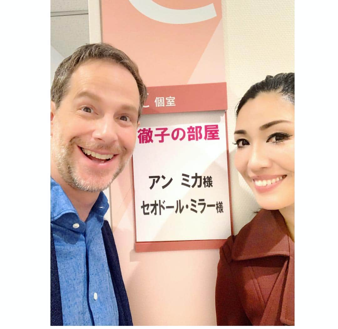 アンミカさんのインスタグラム写真 - (アンミカInstagram)「皆様、夫婦での【徹子の部屋】出演📺✨、メッセージ下さりありがとうございました☺️ テディが 【徹子さんに会えて嬉しい❣️僕良い子だから飴下さい】の日本語を書いてくれて、驚きました🖋😵 。 。 徹子さんに飴はもらえなかった代わりに、まさか！テディベア飴を持参して徹子さんに渡すとは‼️ 。 。 しかも、ゲストから貰った飴を、徹子さんが頭に入れてくれて、こんなことは徹子の部屋始まって以来だとのことで大感激‼️ 。  子供のように喜んでいた旦那様と徹子さんは、収録が終わってからも廊下でお話に花が咲いていました🌸  テディに出会えたことは、天国の両親からのご縁だと信じています❤️ 眠る前はHLLSPD❣️（happy.lucky.love.smile.peace.dream) 感謝。。。 。 #旦那様があんな日本語の完璧な文章を書くとは驚きでした！ #しかもテディベアの飴を持参してるなんて！ #旦那様が日本語完璧過ぎるので私は英語が全く上達しないと言い訳せずレッツ英会話！ #運の9割を結婚で使ったので今から徳積みです✨🌈 #徹子さんは四本撮影の後に廊下でお話されるほどお元気！！！！ #そして徹子さんお肌がツルツル！ #01時からQVCで初夏の新作アネラリュクス放送です！ ワンピ  #escada 靴  #christianlouboutin  ジュエリー  #bvlgari  旦那様  #boss  @theodoremillertokyo @tetsukokuroyanagi」4月24日 23時31分 - ahnmikaofficial