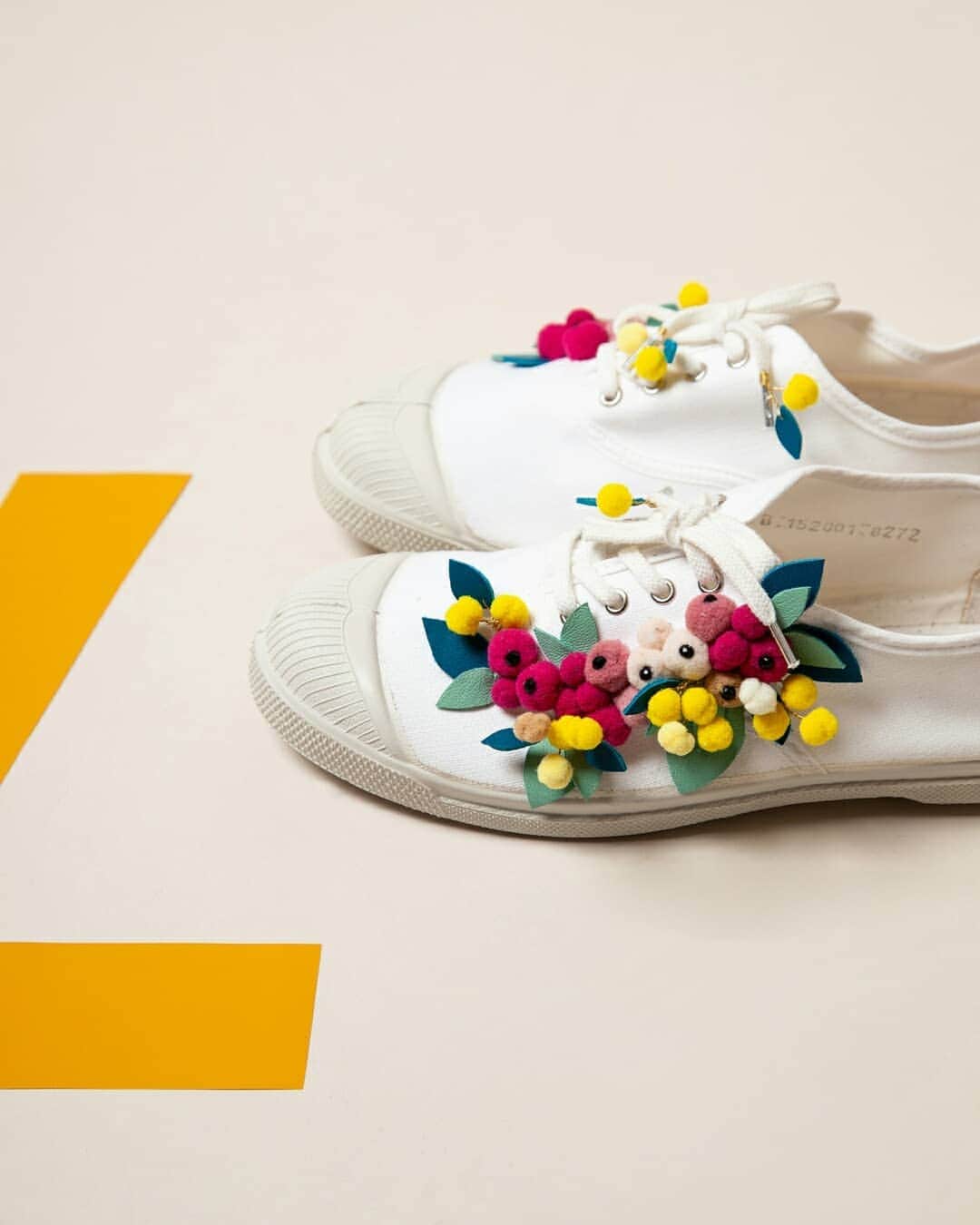 ベンシモンのインスタグラム：「- Bouquet de saison -  Bensimon by @poupeerousse  Broderies de fleurs, inspirées de la nature et du Printemps réalisée à l'aide de pompons colorés, de cuir et de petites perles. L'univers de Justine est haut en couleurs et le pompon est au centre de son travail, elle voulait y faire un clin d'oeil avec cette création. 🇬🇧 Flowers embroideries, inspired by Spring and nature made with coloured pompoms, leather and little beads.  #bensimon40 #bensimonannviersary」