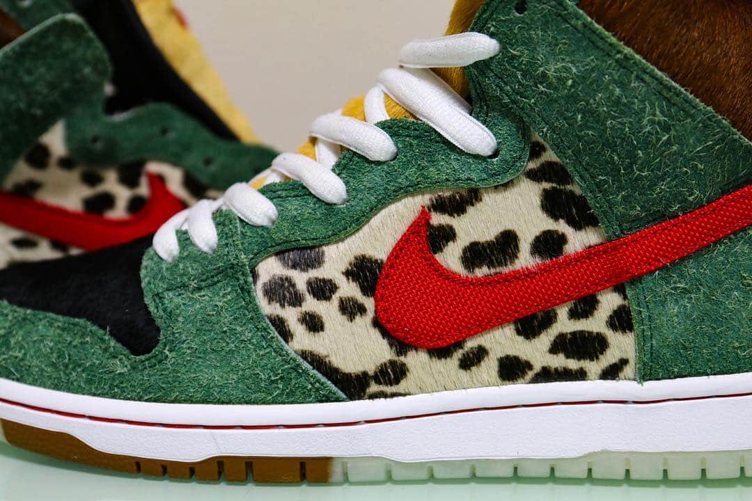 SneakerBox.jpのインスタグラム：「🐶 WALK THE DOG 🐶 Nike SB Dunk High Pro BQ6827-300 SB人気再燃している今日この頃🔥 4月20日、#420 マリファナデーになぞられ発売された当モデル。 アメリカでは大麻のスラングとして利用されている。 4月20日、4時20分、420番道路など諸説あるみたいですが、未だにアメリカの警察用語では大麻薬事犯を420というコードを無線で使うとか。。 タンの裏には隠しポケットがあり、#420 に繋がっている意図を感じる奥深い1足。 補強部分の緑は乾燥させた葉をイメージしたのかなぁなんて考えながら眺めています😅 単純にカラーリング、素材の組み合わせがSBならではで大好きですが、裏ストーリーがあるのも面白いですよね👌 そういえばサイズタグ、こんなでしたっけ。。 #nikesb #nikeskateboarding  #dunksb #sneakerbox #nikesbornothing #nikesbfeatures #wsbdywt」