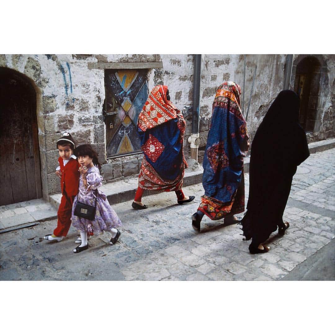 スティーブ・マカリーさんのインスタグラム写真 - (スティーブ・マカリーInstagram)「Two friends headed to a wedding, #Sanna, #Yemen, 1997.」4月24日 23時37分 - stevemccurryofficial