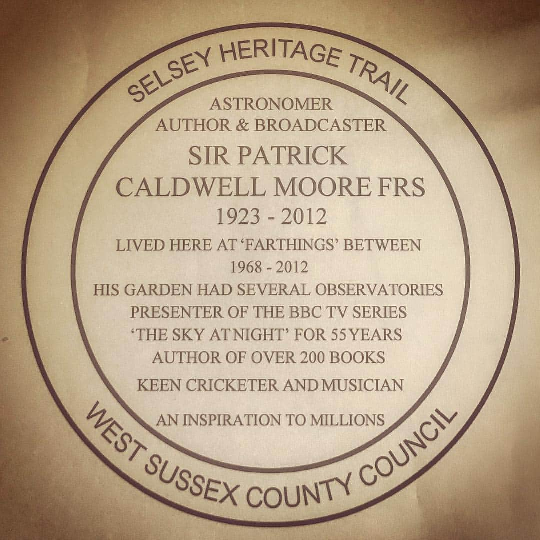 ブライアン・メイさんのインスタグラム写真 - (ブライアン・メイInstagram)「This is me today. If you’re around Selsey, drop in to share this moment - dedicating a blue plaque to the memory of SIR PATRICK MOORE - on the wall of ‘Farthings’. See ya there ! Bri」4月24日 23時37分 - brianmayforreal