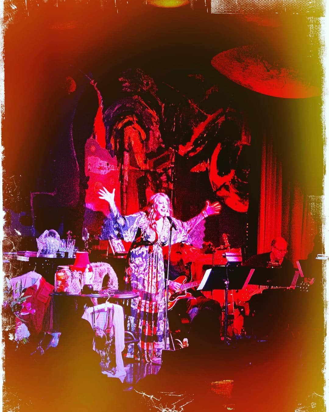 ロブ・モローのインスタグラム：「@msjoelyfisher slaying @vibratogrilljazz last night.」