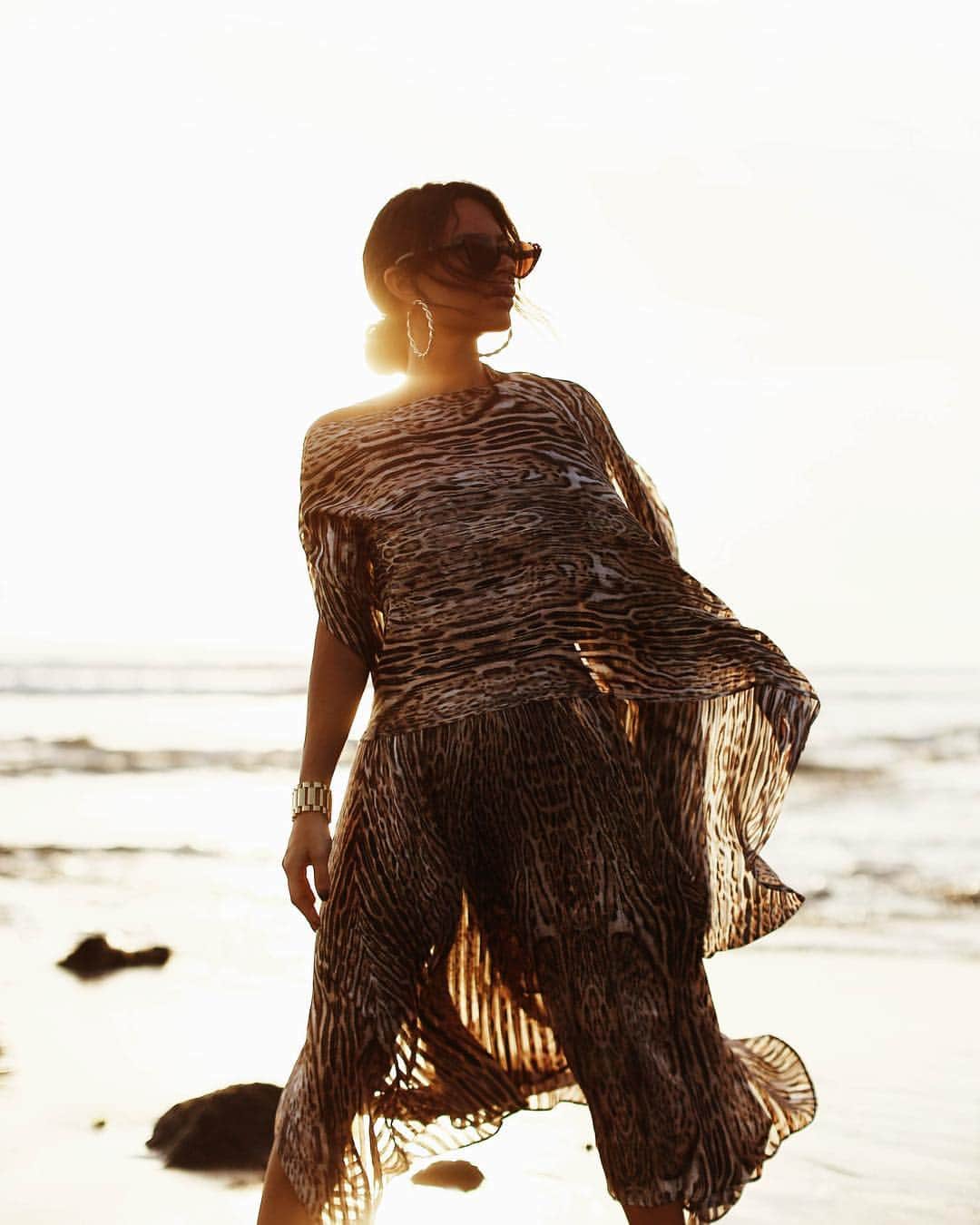 アマンダ ウェイクリーさんのインスタグラム写真 - (アマンダ ウェイクリーInstagram)「We're going wild for our gorgeous #wakeleywoman @frassyaudrey wearing the ocelot kimono and co-ordinating skirt on the beaches of Bali...」4月24日 23時41分 - amandawakeley