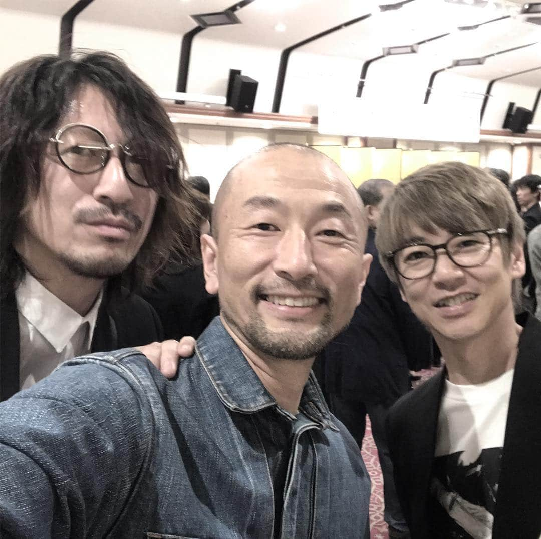 藤代冥砂さんのインスタグラム写真 - (藤代冥砂Instagram)「岩根愛さんの木村伊兵衛賞受賞パーティにて、懐かしい2人に再会。GLAYのTAKUROくんとJIROくん。あの頃のことをしばし歓談。飾らない2人、いつ会っても素敵だ。  #木村伊兵衛賞 #glay #takuro #jiro」4月24日 23時42分 - meisafujishiro