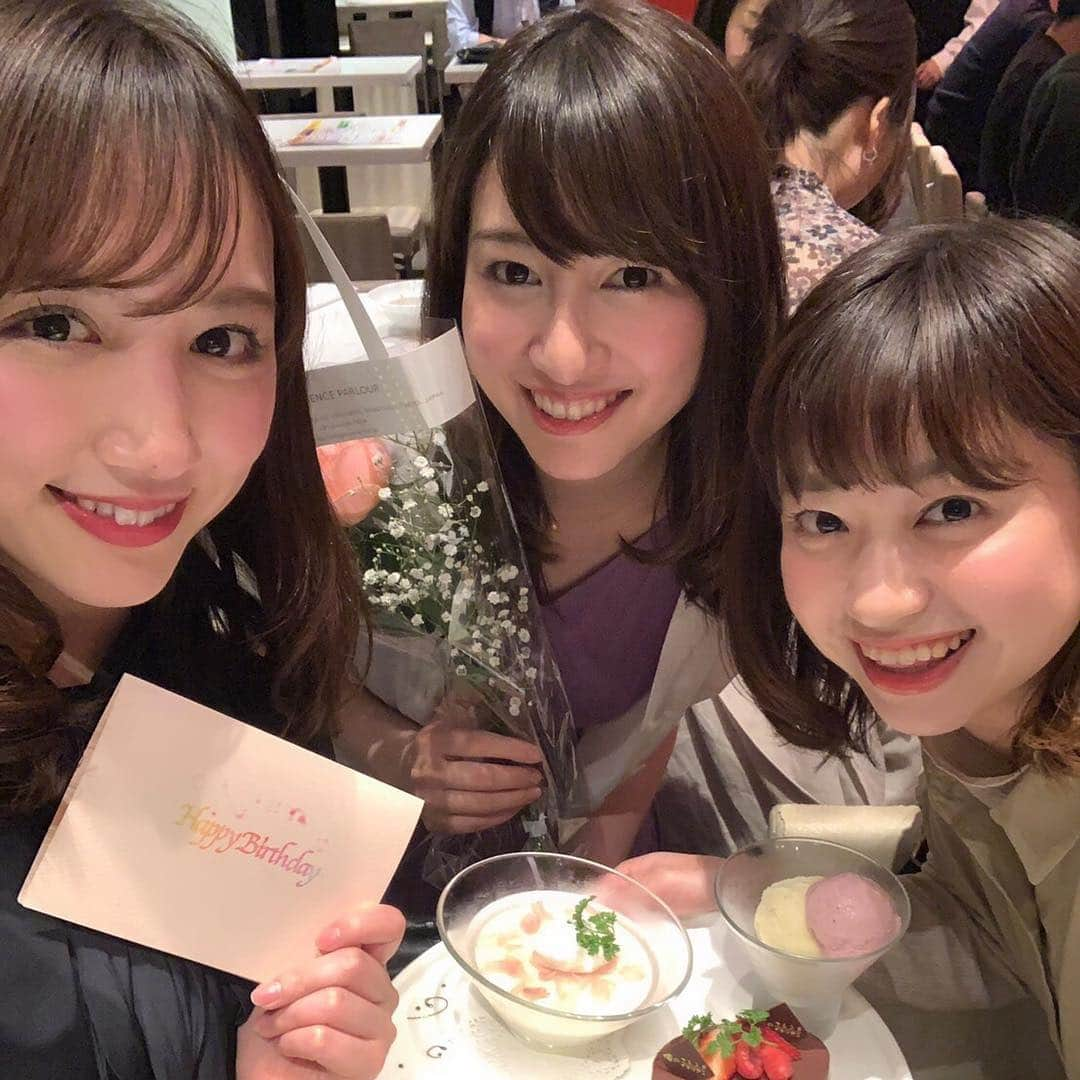 下田奈奈さんのインスタグラム写真 - (下田奈奈Instagram)「* いなり＆りぃこと仕事終わりに #俺のフレンチ でディナー🍷❤️﻿ ﻿ 実は、3人とも会社が表参道近辺の 徒歩圏内でご近所なんです🥳﻿🐾 ﻿ 中学生からの仲の二人と社会人になった今﻿ こうしてほろ酔いになりながら﻿ 色んな話ができるのはとっても嬉しいな〜🥰❤️﻿ ﻿ 二人がお誕生日もお祝いしてくれたよ🎂🎉 生演奏のサプライズ嬉し恥ずかし大爆笑でした🤣﻿🎺 ﻿ お花もお手紙もありがとう〜🌷💌﻿﻿ ﻿幸せな夜でした🌙 ﻿﻿ ﻿ あと、俺のフレンチコスパ良くて大好き🤣🍷﻿ ﻿ ﻿ ﻿ #誕生日女子会 #誕生日サプライズ #誕生日ディナー #誕生日プレート #バースデープレート #バースデーサプライズ #俺のフレンチ #女子会 #olの日常 #ラブベリー #いなり #りぃこ #なーな #ななばな」4月24日 23時52分 - shimodanana