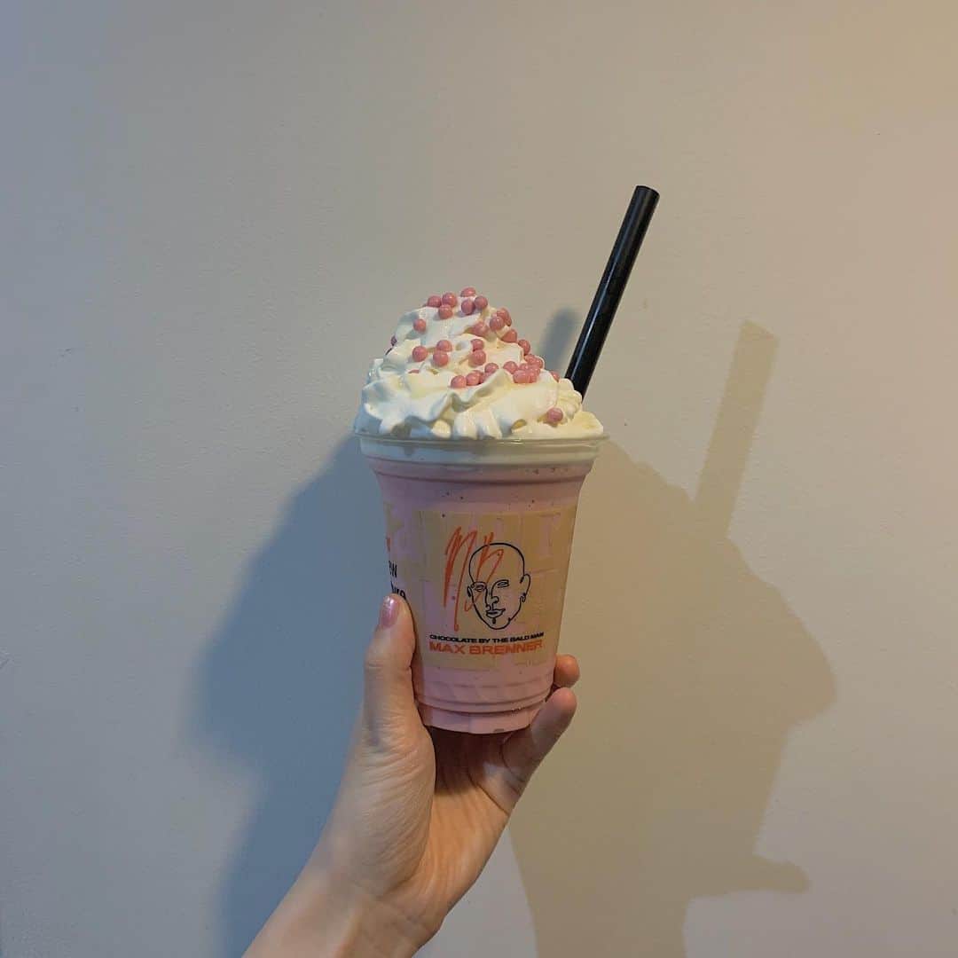 のインスタグラム：「Kiriコラボのハシゴした🐄 クリームチーズ大好きマン… 〜・〜・〜・〜・〜・〜・〜・〜・〜・〜・〜 #Kiri #cafe #pizza」
