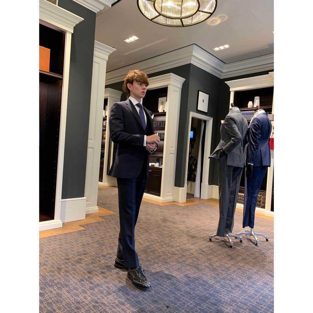 ハリー杉山さんのインスタグラム写真 - (ハリー杉山Instagram)「念願の @hackettlondon のスーツがついに完成。テーマはアンダーステイトメント。シンプルに、かっこよく。自分らしく生きる為の甲冑です ^_^ まずはこの圧倒的に美しいカット。日常の中の様々な動き、シーンに対応できるフィットにしました。ファブリックには僕のイギリス側の家族の地元であるサマーセットで生まれた @foxbrothers1772 . シャツも僕の身体に合わせてカスタムオーダー、まさに一心同体。これから色んな風景を楽しんで、喜怒哀楽も共に感じたいと思います。  後カフスはlondonと東京の顔を両方持つリミテッドエディション。幸せの極みです。  My first @hackettlondon suit. What do u reckon? A beauty in'it? Thanks a million to Hackett!! 後水曜日のダウンタウン、、、 あれは吹いてましたね w  #hackettlondon #suits #british  #britishfashion #tailored #bespoke #confidence #ハリー杉山 #harrysugiyama #ginza」4月24日 23時44分 - harrysugiyama