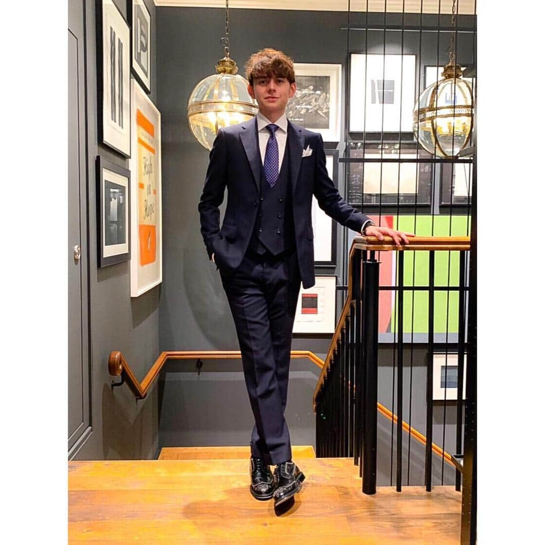 ハリー杉山さんのインスタグラム写真 - (ハリー杉山Instagram)「念願の @hackettlondon のスーツがついに完成。テーマはアンダーステイトメント。シンプルに、かっこよく。自分らしく生きる為の甲冑です ^_^ まずはこの圧倒的に美しいカット。日常の中の様々な動き、シーンに対応できるフィットにしました。ファブリックには僕のイギリス側の家族の地元であるサマーセットで生まれた @foxbrothers1772 . シャツも僕の身体に合わせてカスタムオーダー、まさに一心同体。これから色んな風景を楽しんで、喜怒哀楽も共に感じたいと思います。  後カフスはlondonと東京の顔を両方持つリミテッドエディション。幸せの極みです。  My first @hackettlondon suit. What do u reckon? A beauty in'it? Thanks a million to Hackett!! 後水曜日のダウンタウン、、、 あれは吹いてましたね w  #hackettlondon #suits #british  #britishfashion #tailored #bespoke #confidence #ハリー杉山 #harrysugiyama #ginza」4月24日 23時44分 - harrysugiyama